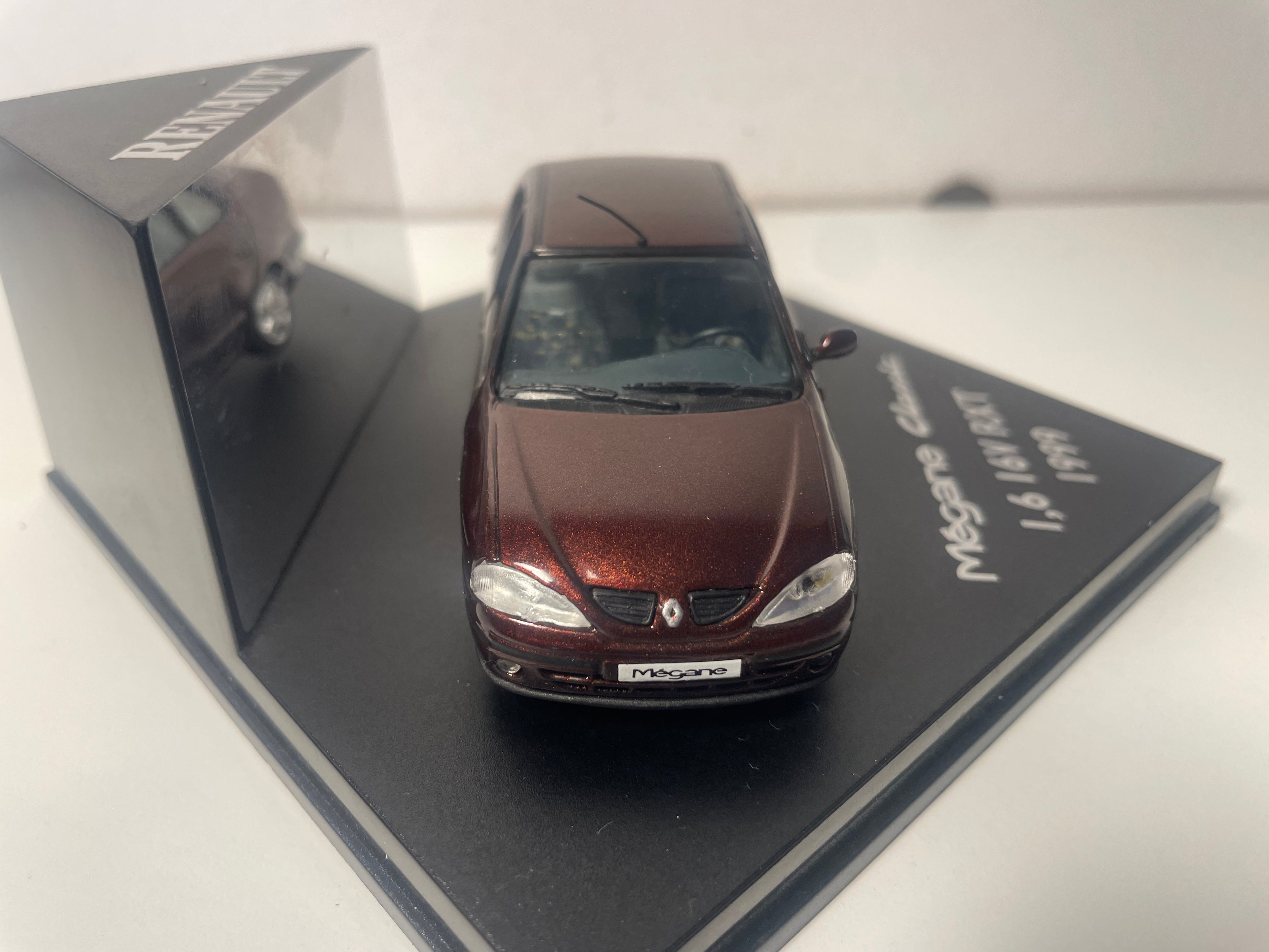 Renault Mégane Classic 1,6 16V RXT bordeaux de 1999 - VITESSE coffret boite carrée (manque rétro passager)