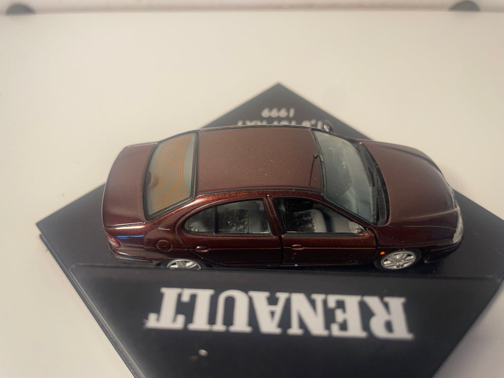 Renault Mégane Classic 1,6 16V RXT bordeaux de 1999 - VITESSE coffret boite carrée (manque rétro passager)