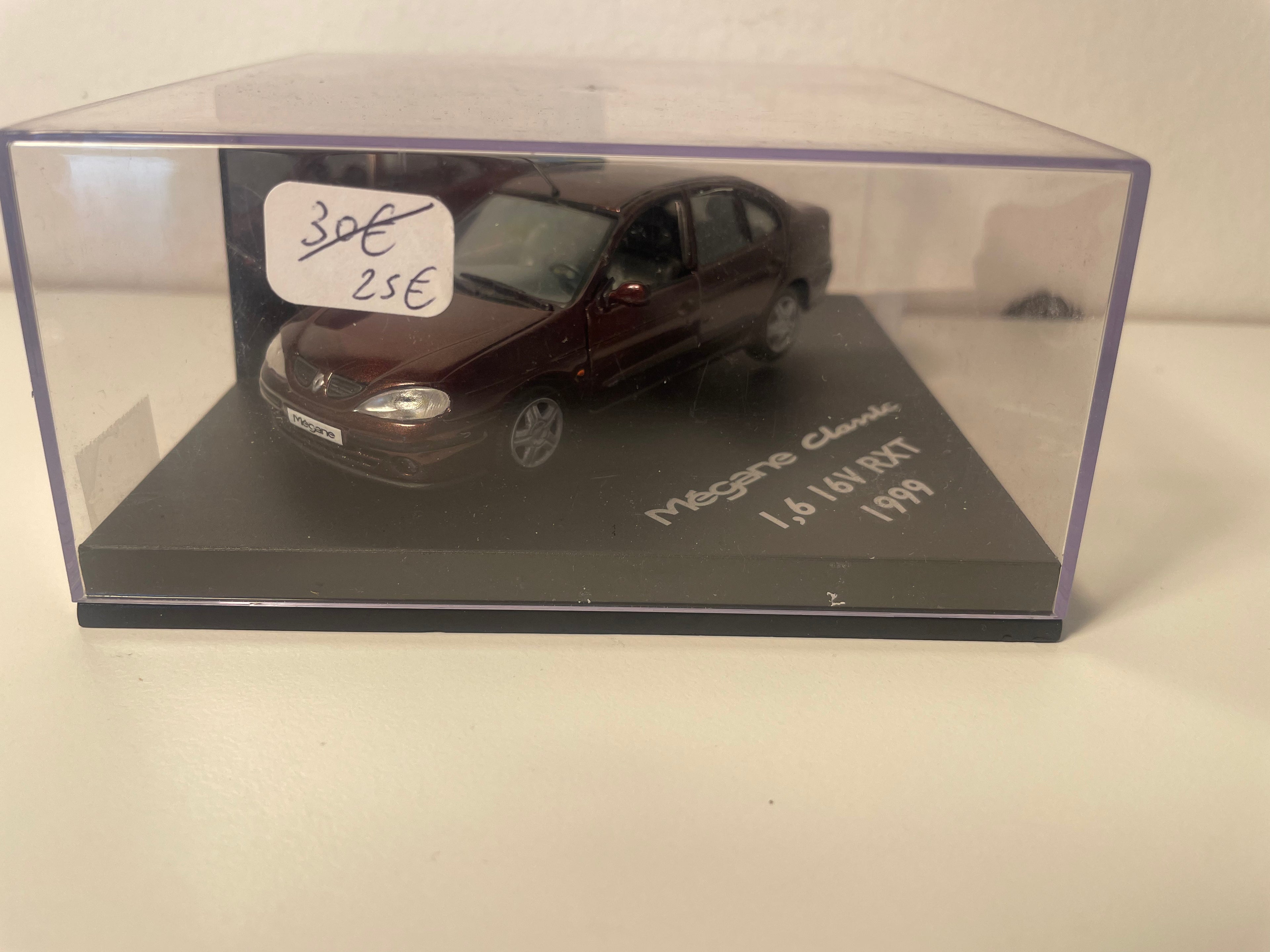 Renault Mégane Classic 1,6 16V RXT bordeaux de 1999 - VITESSE coffret boite carrée (manque rétro passager)