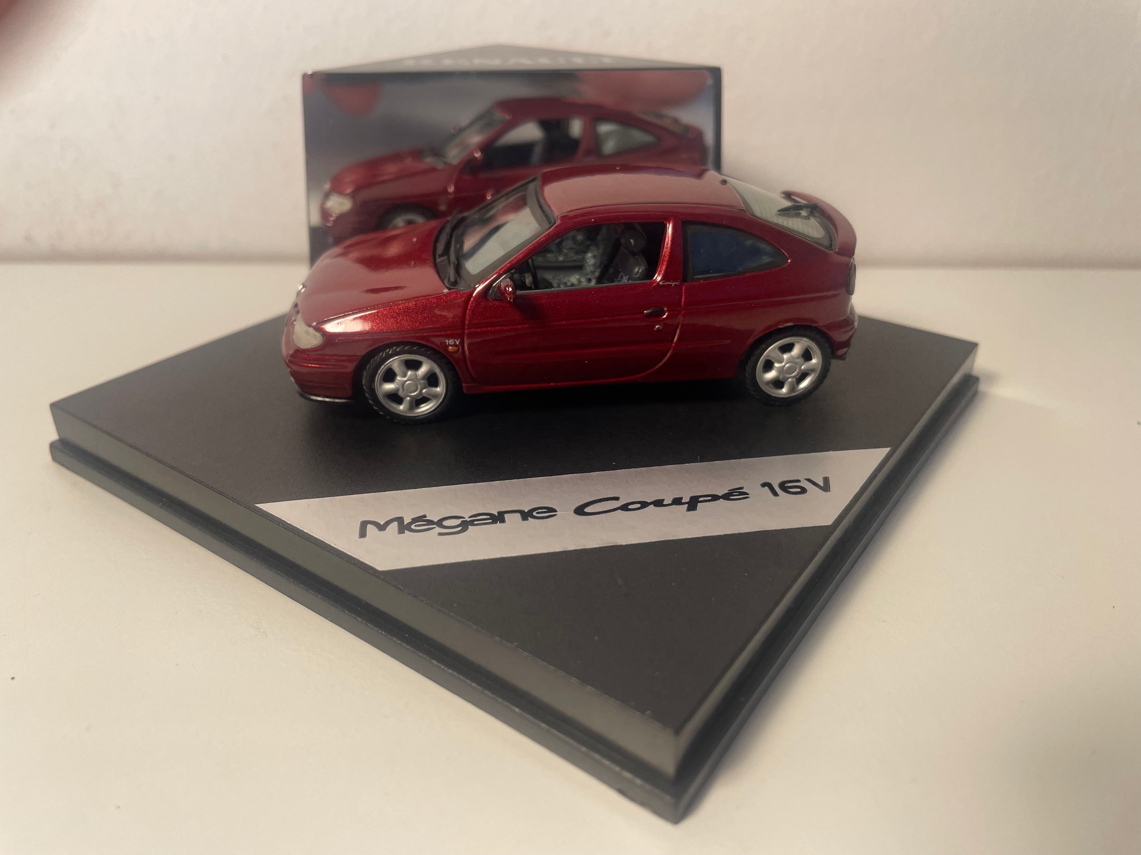 Renault Mégane Coupé 16V bordeaux - VITESSE (coffret boite carrée)