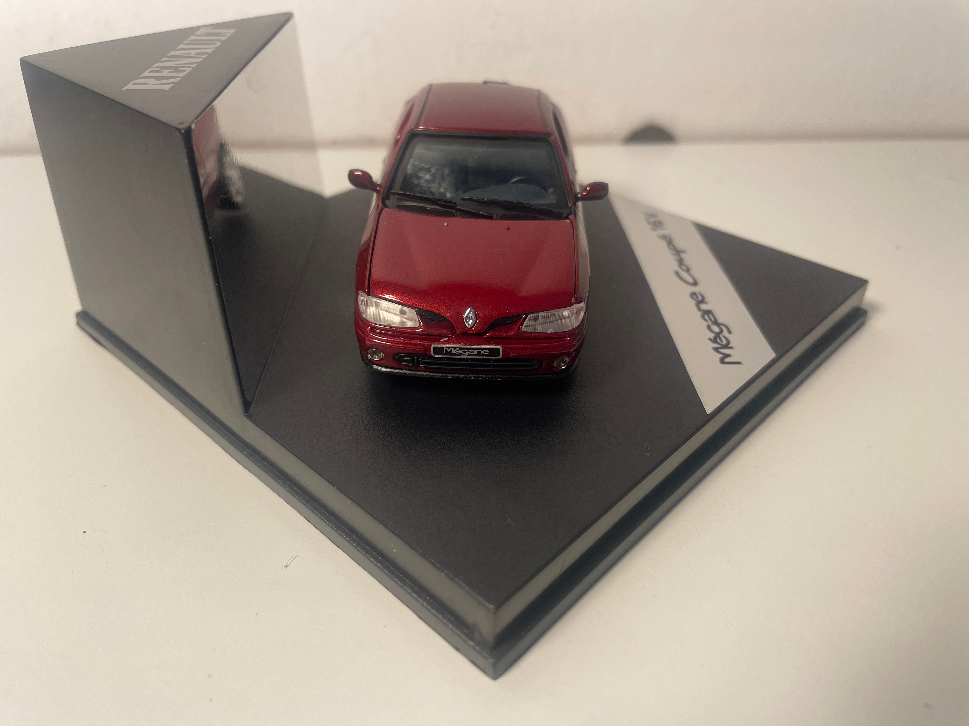 Renault Mégane Coupé 16V bordeaux - VITESSE (coffret boite carrée)