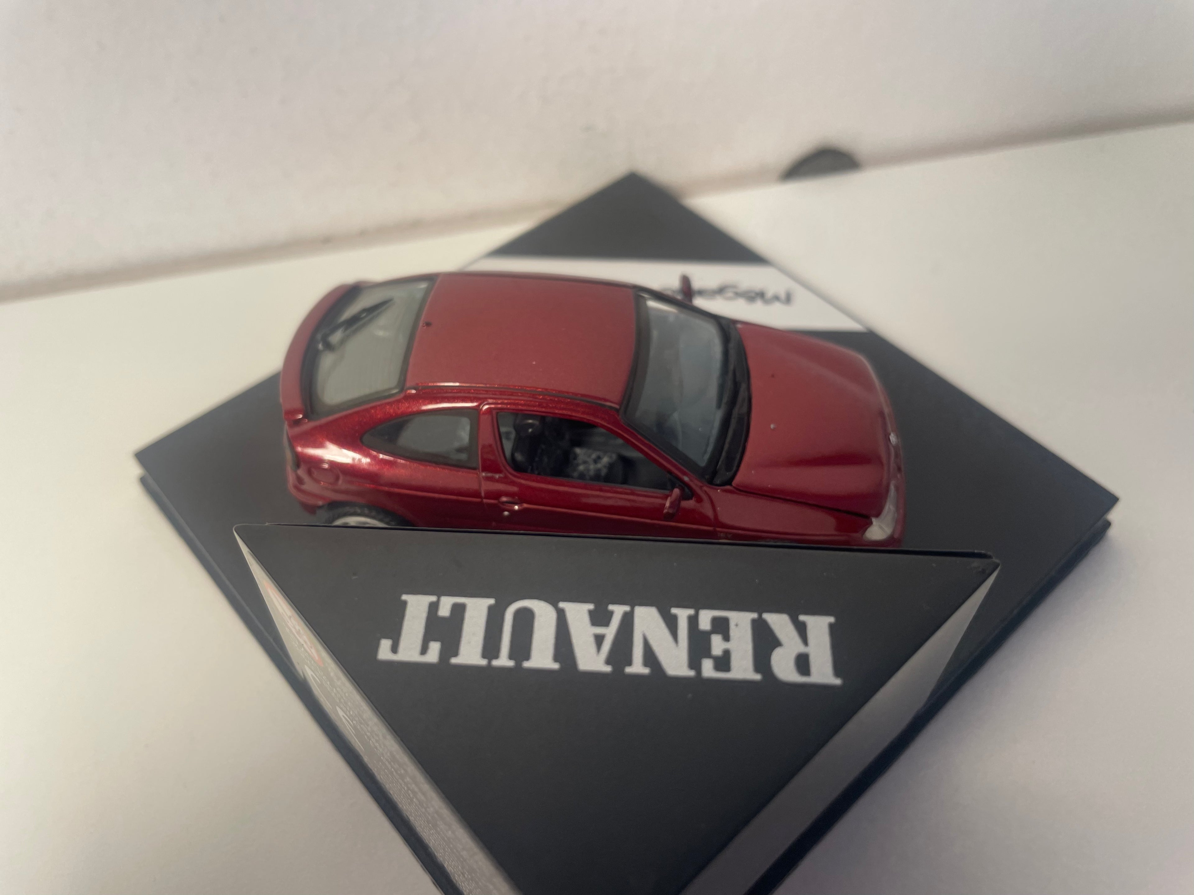 Renault Mégane Coupé 16V bordeaux - VITESSE (coffret boite carrée)
