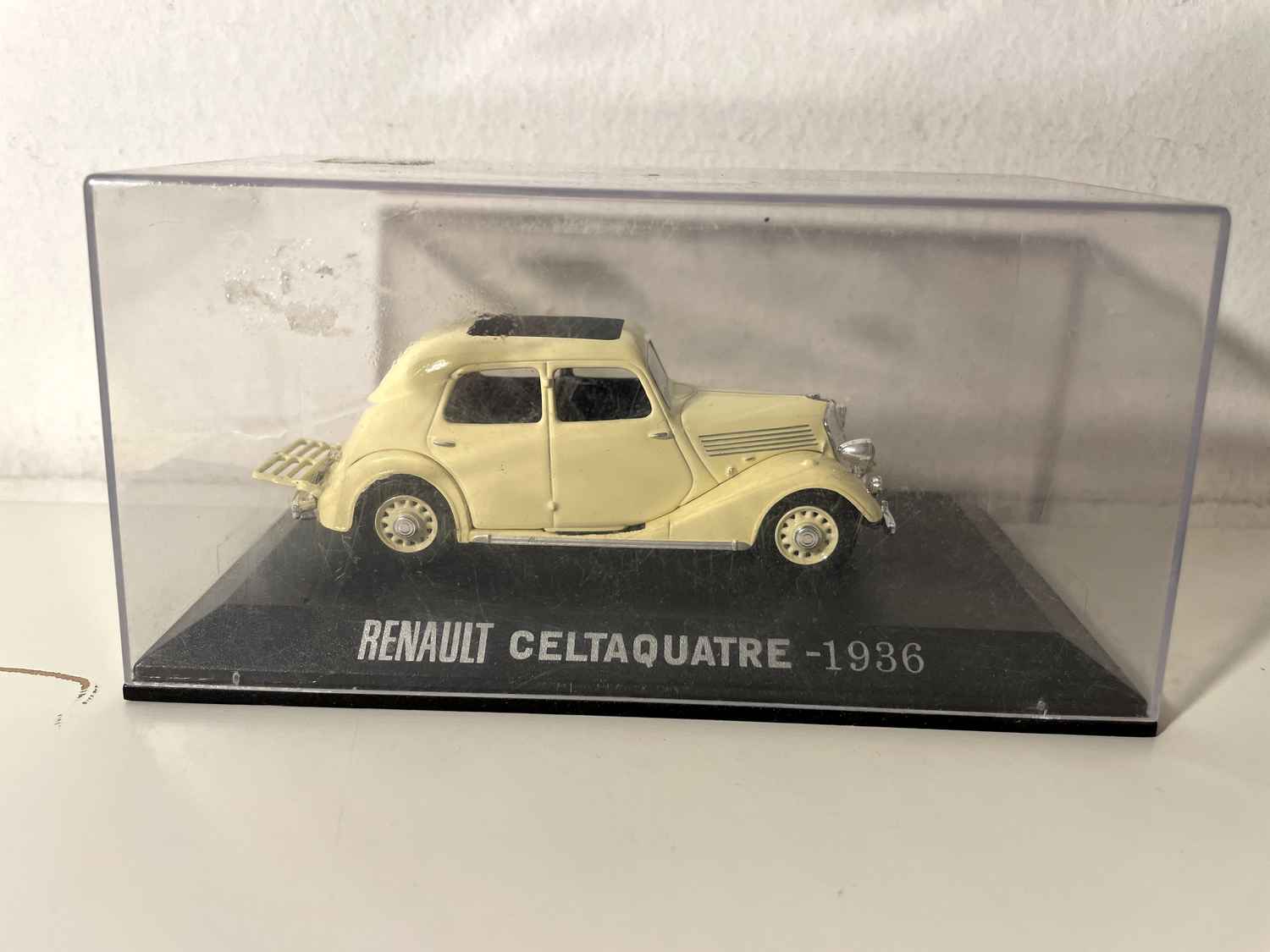 Renault Celtaquatre color crema de 1936