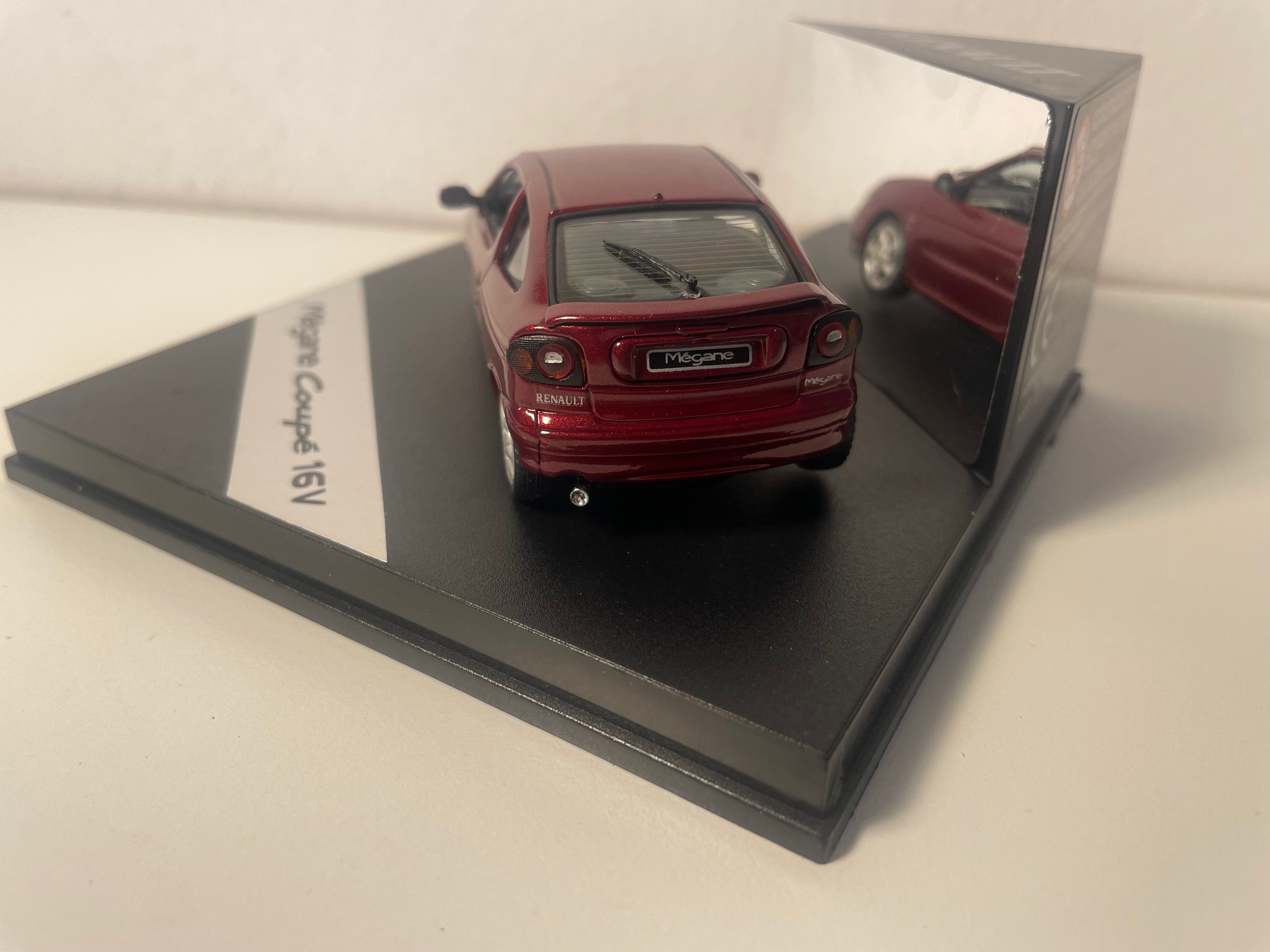Renault Mégane Coupé 16V bordeaux - VITESSE (coffret boite carrée)