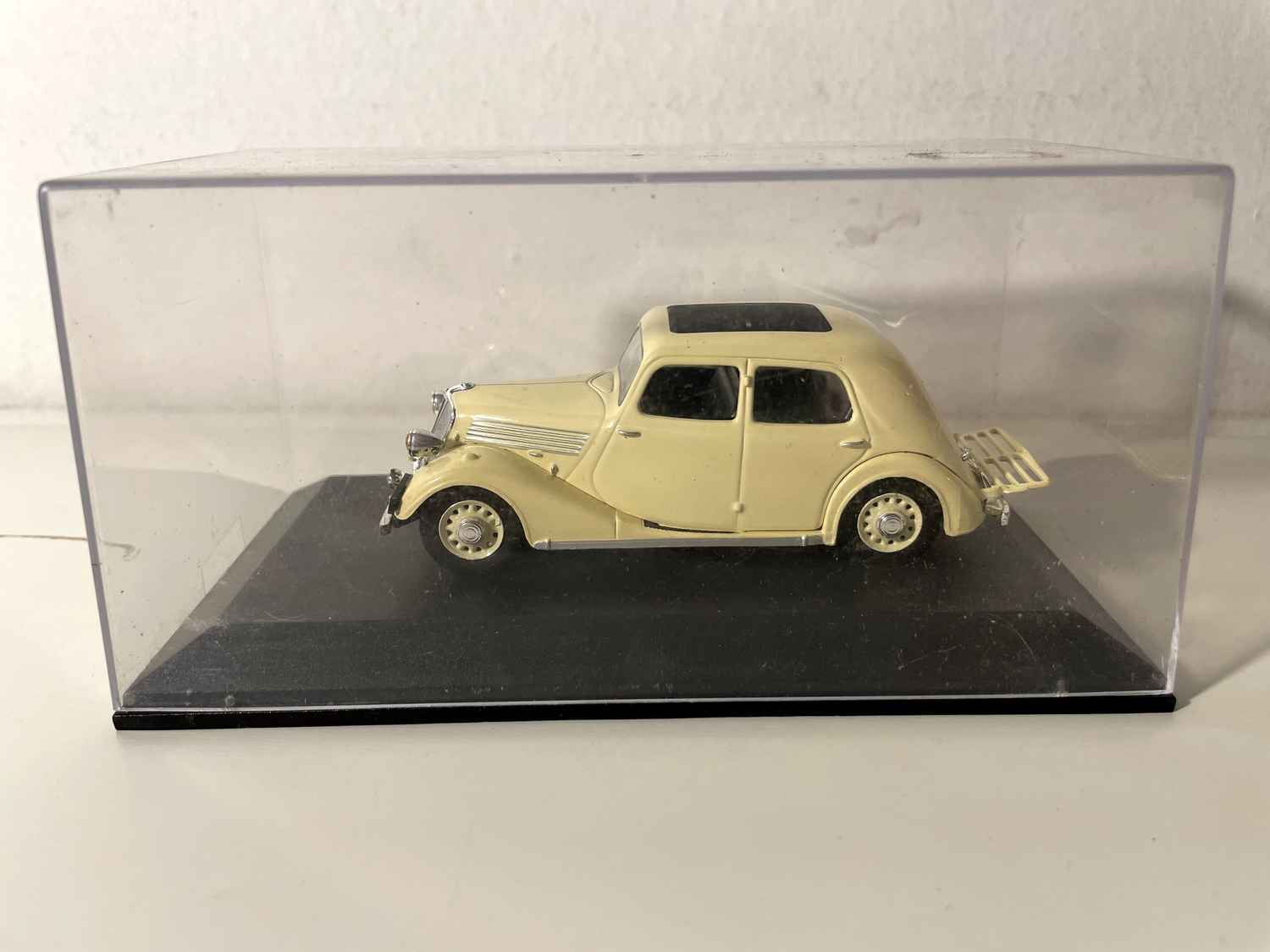Renault Celtaquatre color crema de 1936