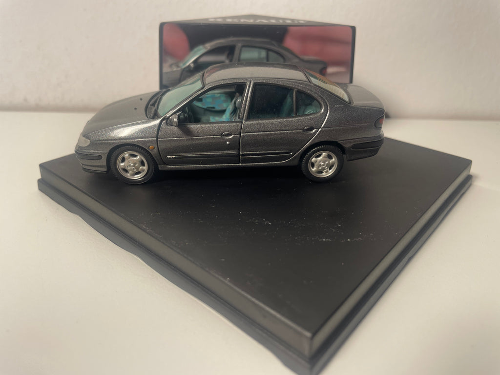 Renault Mégane Classic grise - VITESSE (coffret boite carrée)