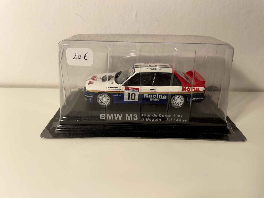 BMW M3 w kolorach niebieskim, czerwonym i białym numer 10 - Rajd Korsyki 1987