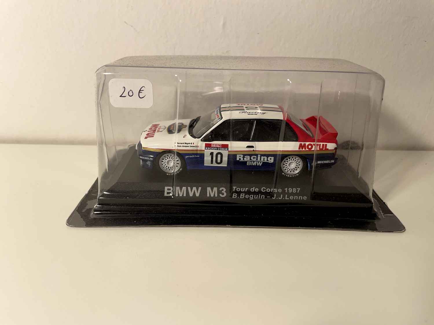 BMW M3 w kolorach niebieskim, czerwonym i białym numer 10 - Rajd Korsyki 1987