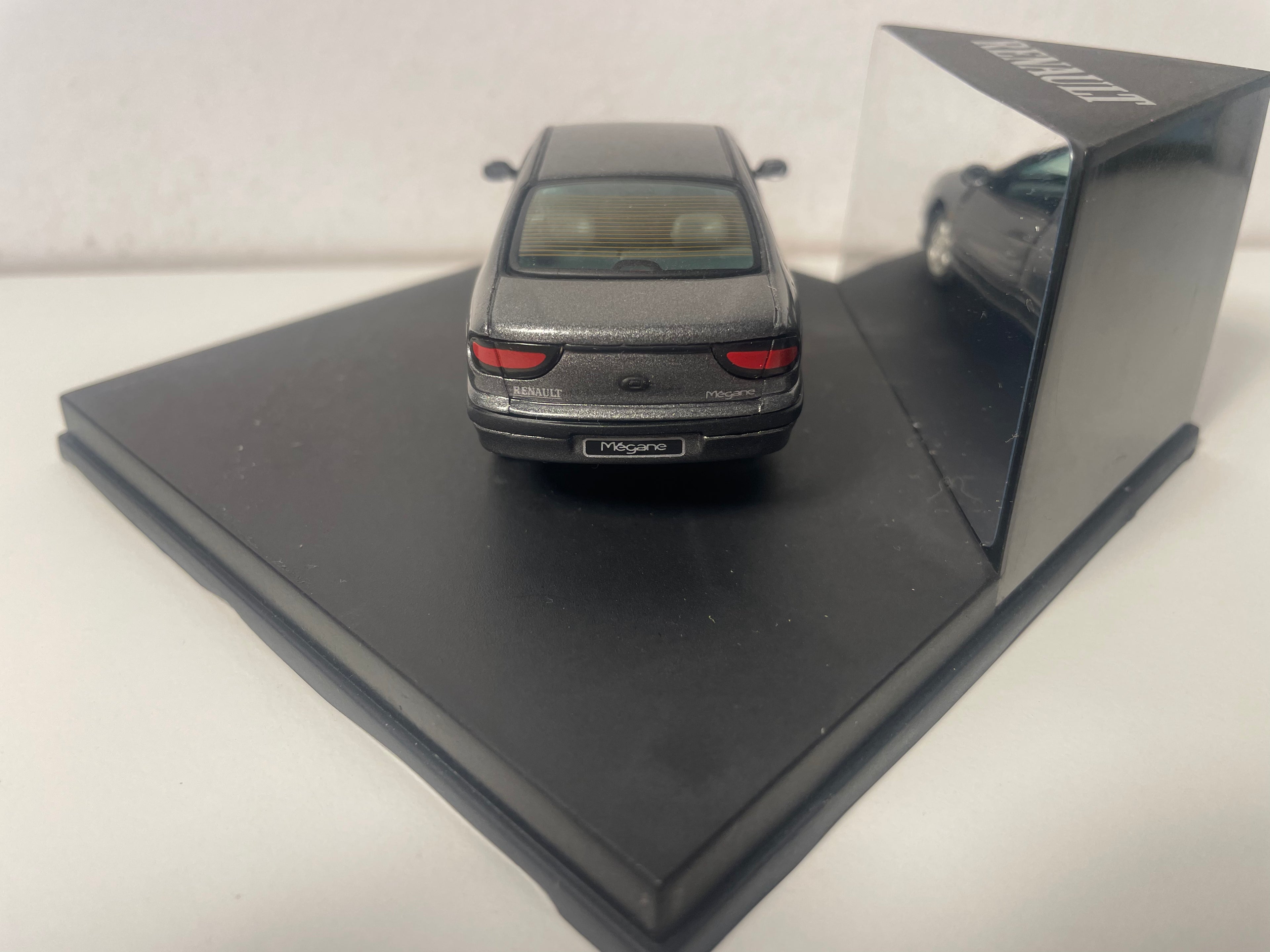 Renault Mégane Classic grise - VITESSE (coffret boite carrée)