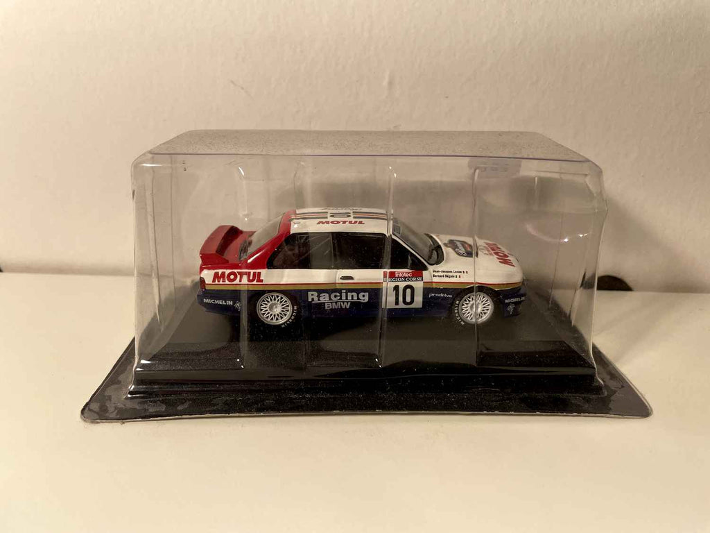 BMW M3 w kolorach niebieskim, czerwonym i białym numer 10 - Rajd Korsyki 1987