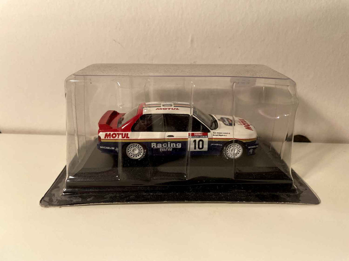 BMW M3 w kolorach niebieskim, czerwonym i białym numer 10 - Rajd Korsyki 1987