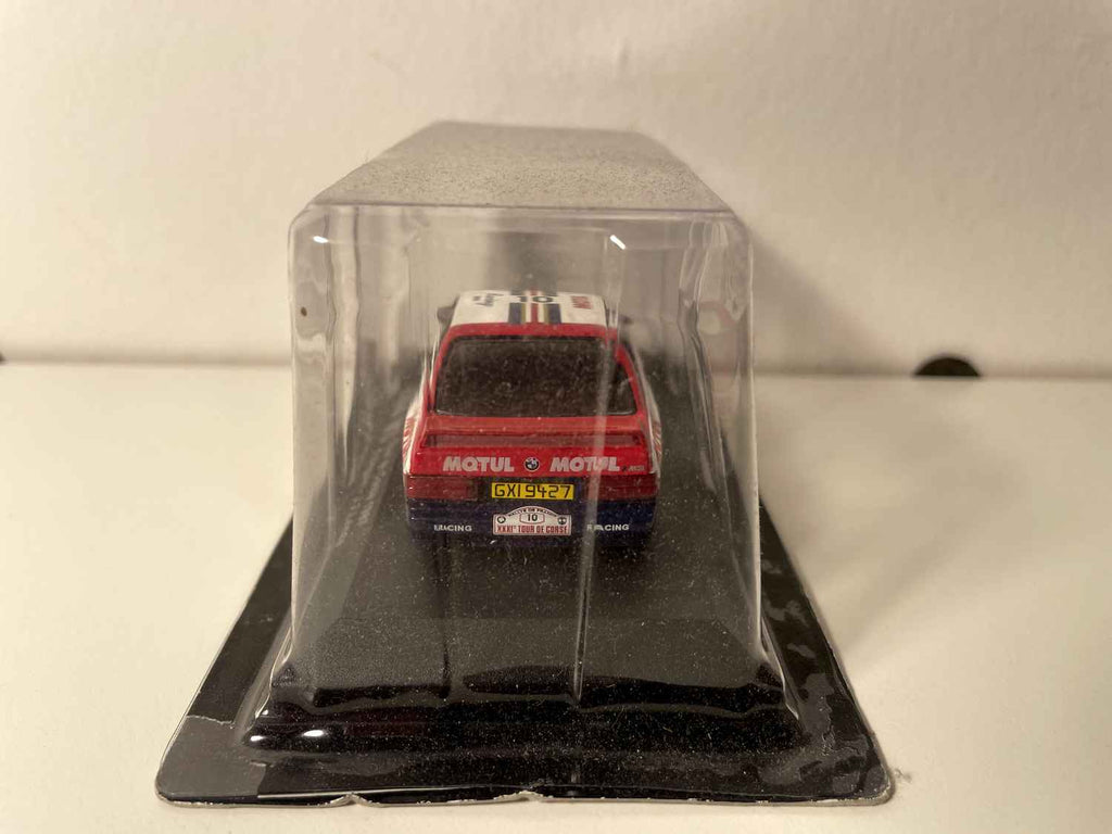 BMW M3 w kolorach niebieskim, czerwonym i białym numer 10 - Rajd Korsyki 1987