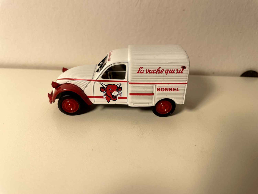 Citroën 2 CV AZU blanche et rouge avec publicité LA VACHE QUI RIT - Norev (sous blister)