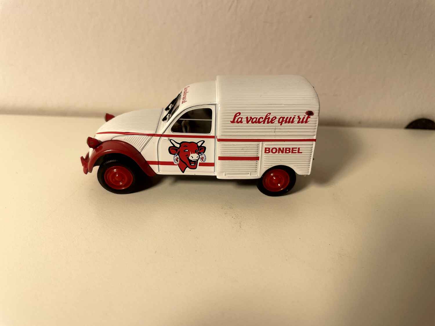 Citroën 2 CV AZU weiß und rot mit Werbung LA VACHE QUI RIT - Norev