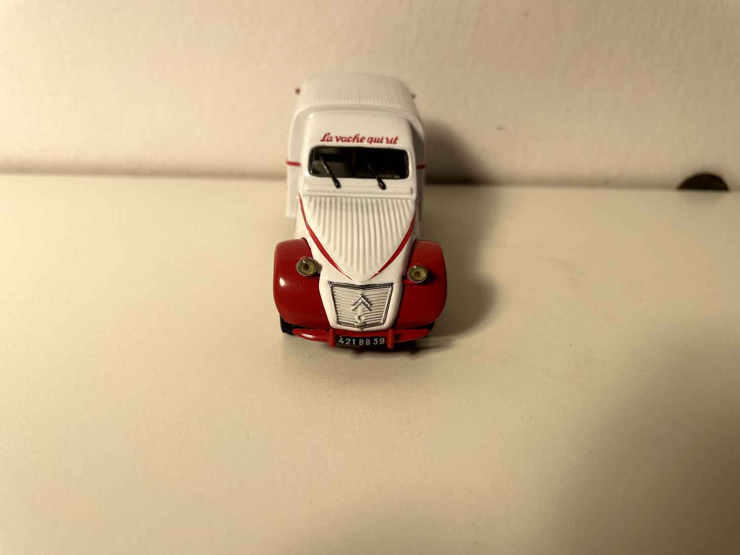 Citroën 2 CV AZU weiß und rot mit Werbung LA VACHE QUI RIT - Norev