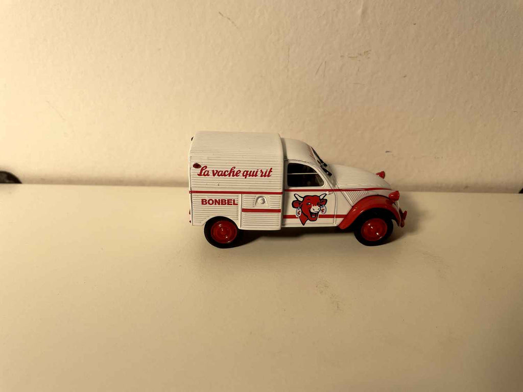 Citroën 2 CV AZU blanche et rouge avec publicité LA VACHE QUI RIT - Norev (sous blister)