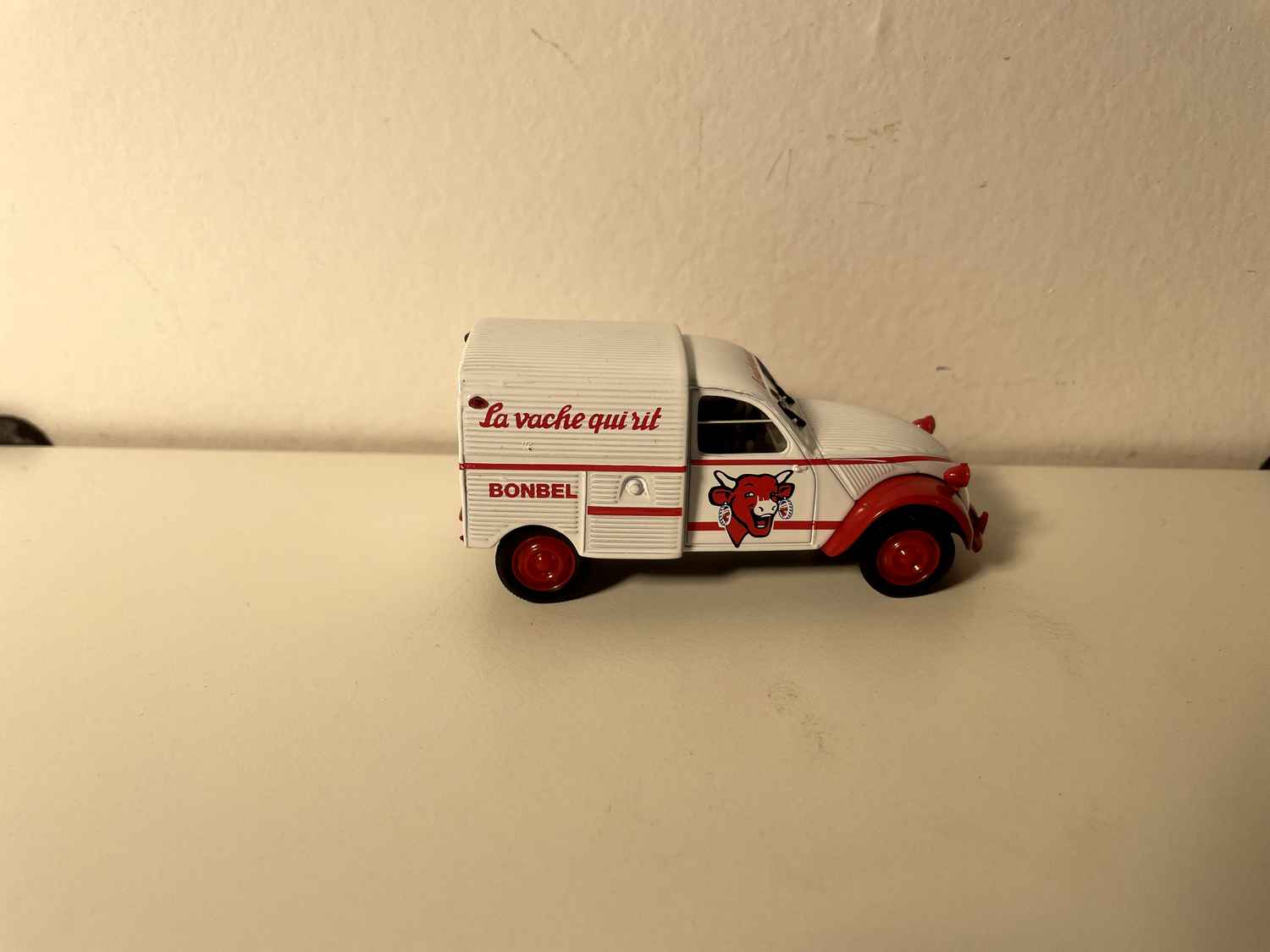 Citroën 2 CV AZU weiß und rot mit Werbung LA VACHE QUI RIT - Norev