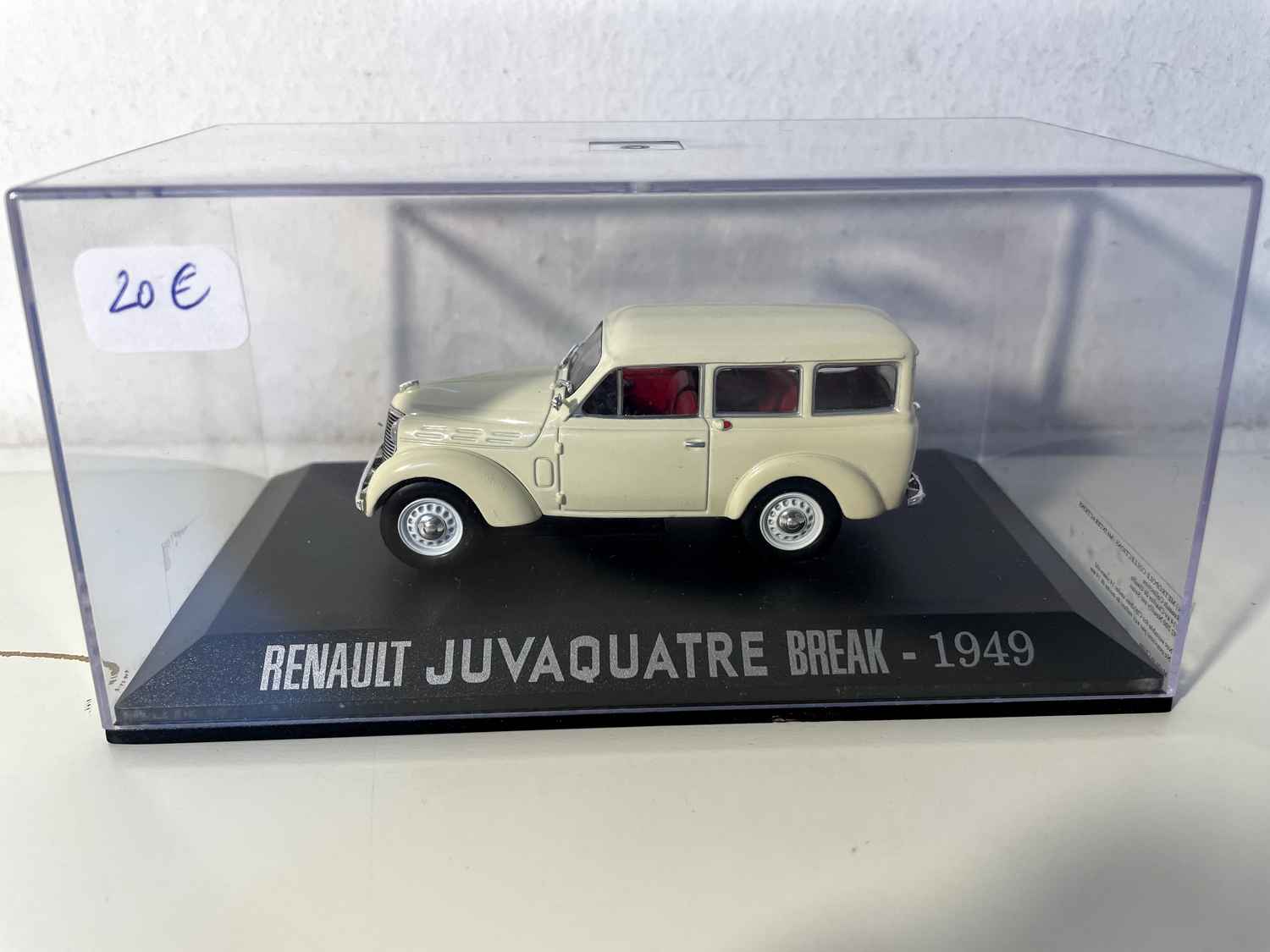Renault Juvaquatre familiar color crema de 1949