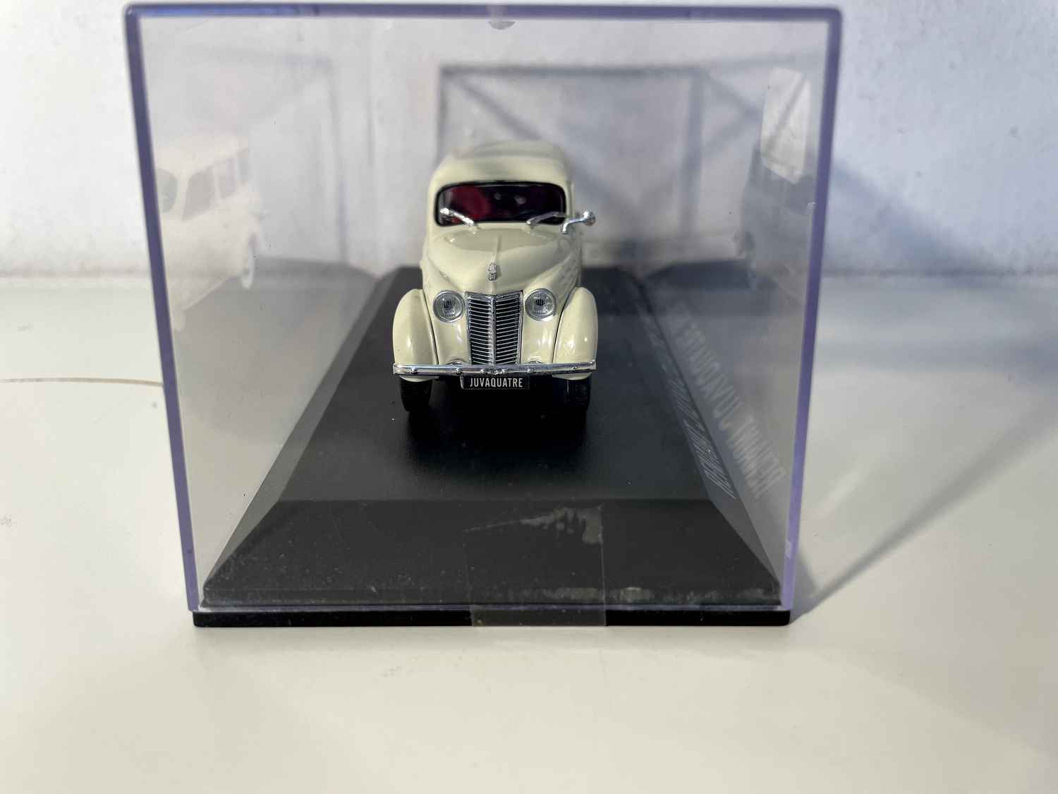Renault Juvaquatre familiar color crema de 1949