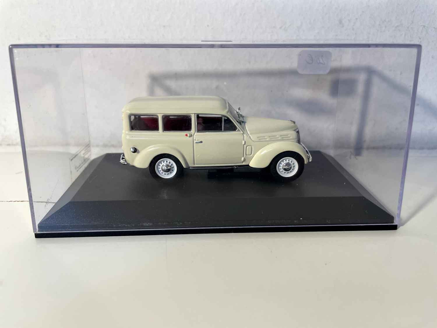Renault Juvaquatre familiar color crema de 1949