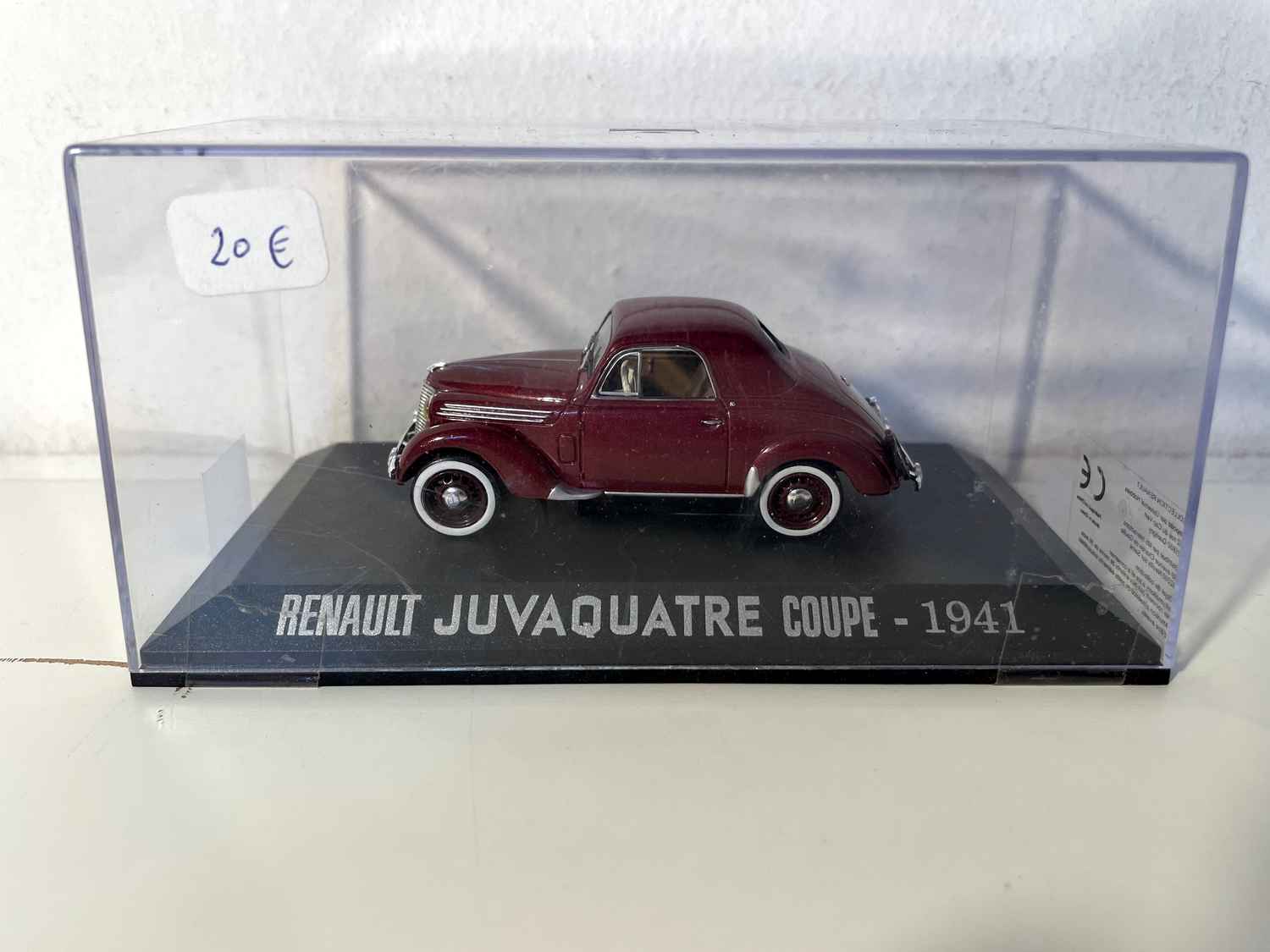 1941 Renault Juvaquatre Burdeos Coupé