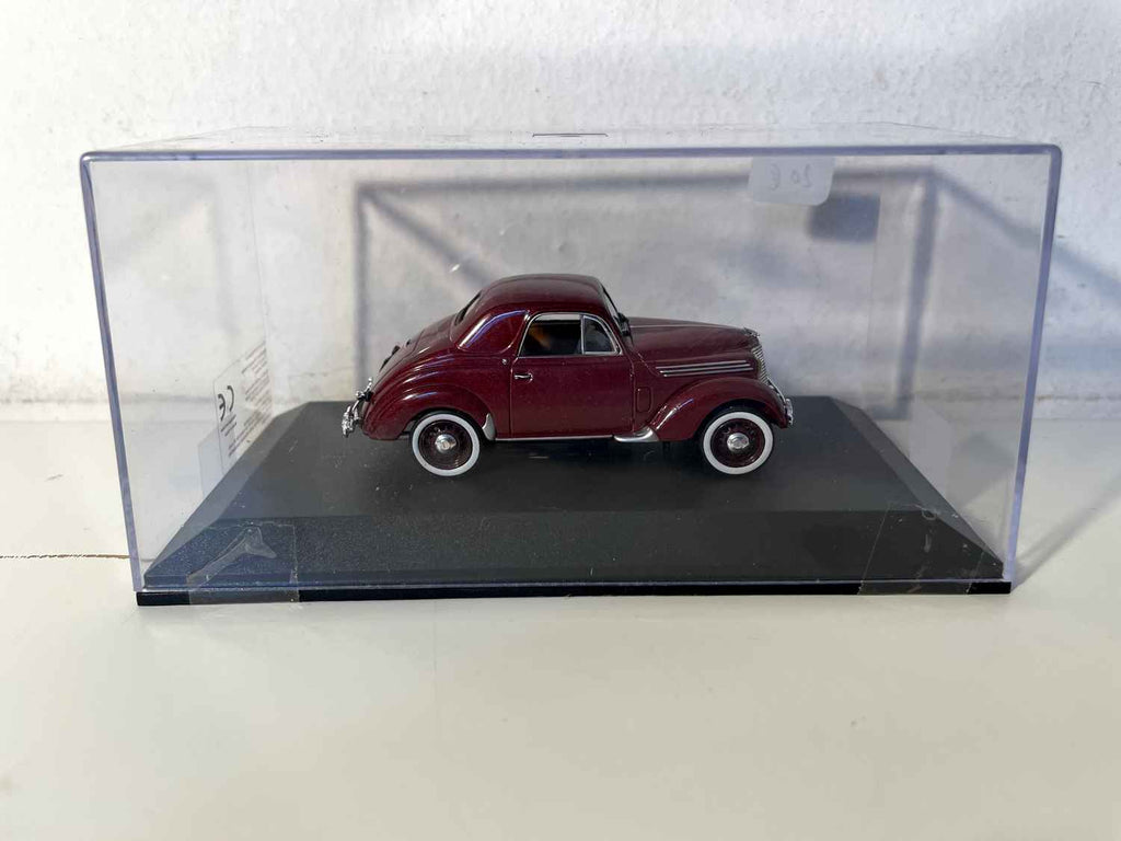 Renault Juvaquatre Bordeaux Coupé del 1941