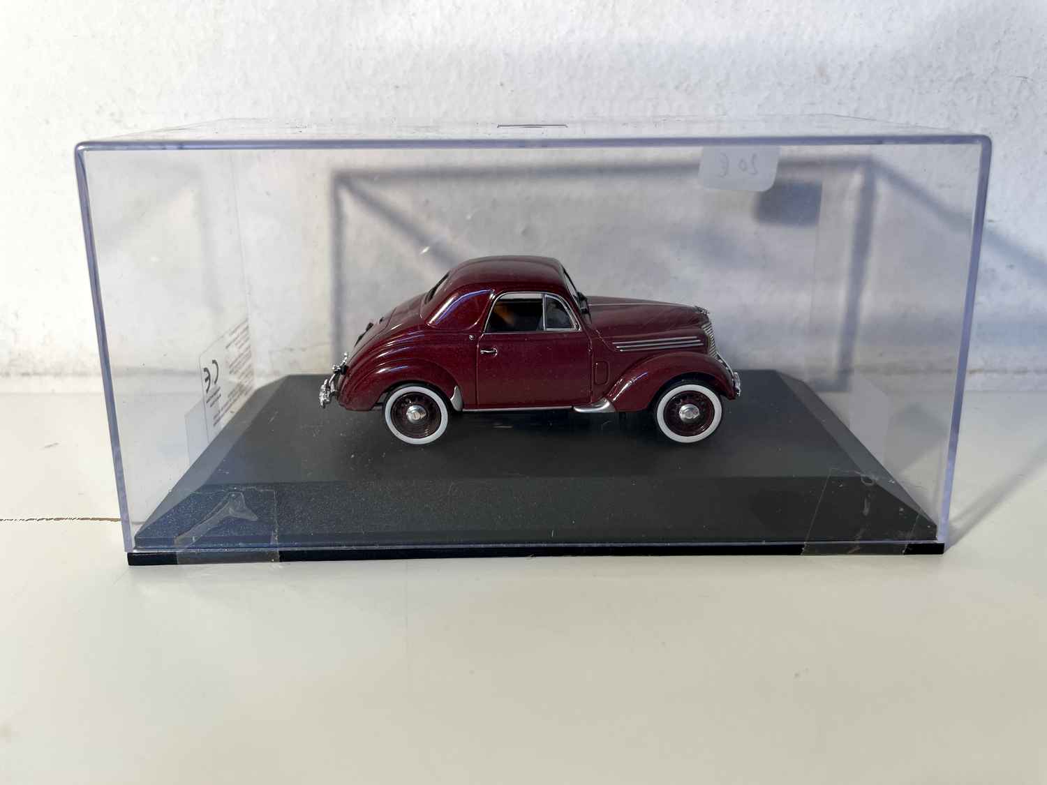 1941 Renault Juvaquatre Burdeos Coupé