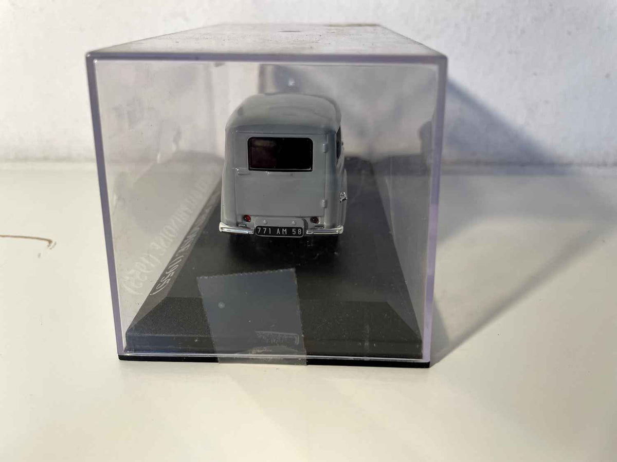 Renault Dauphinoise gris de 1955