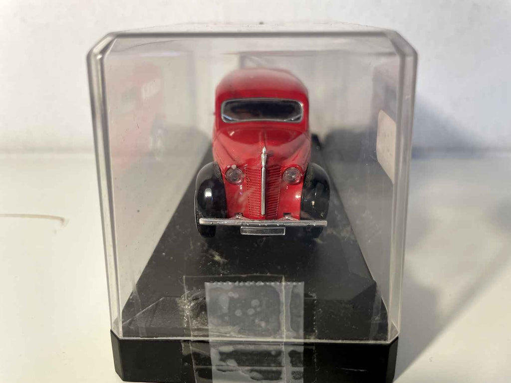 Renault Juvaquatre rouge ANTAR (Solido référence N°45103)