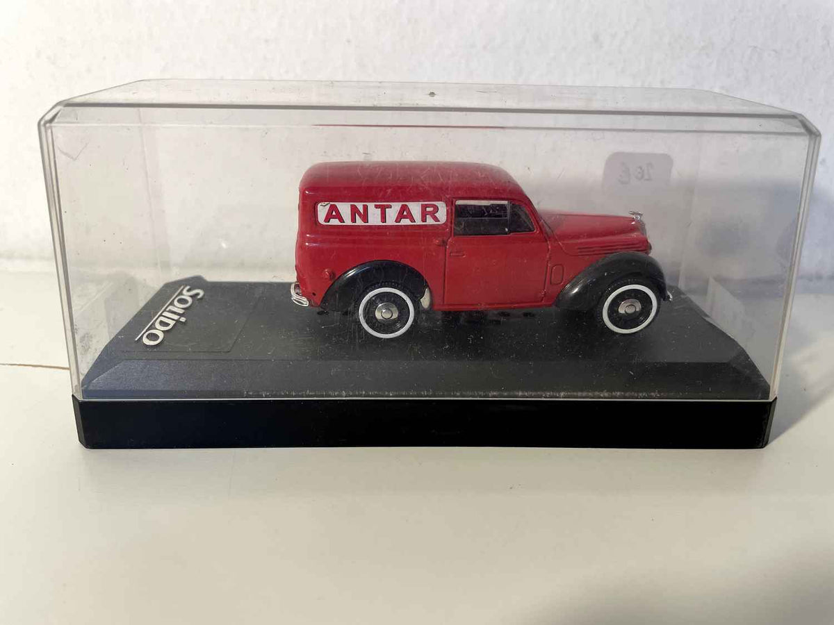 Renault Juvaquatre rouge ANTAR (Solido référence N°45103)
