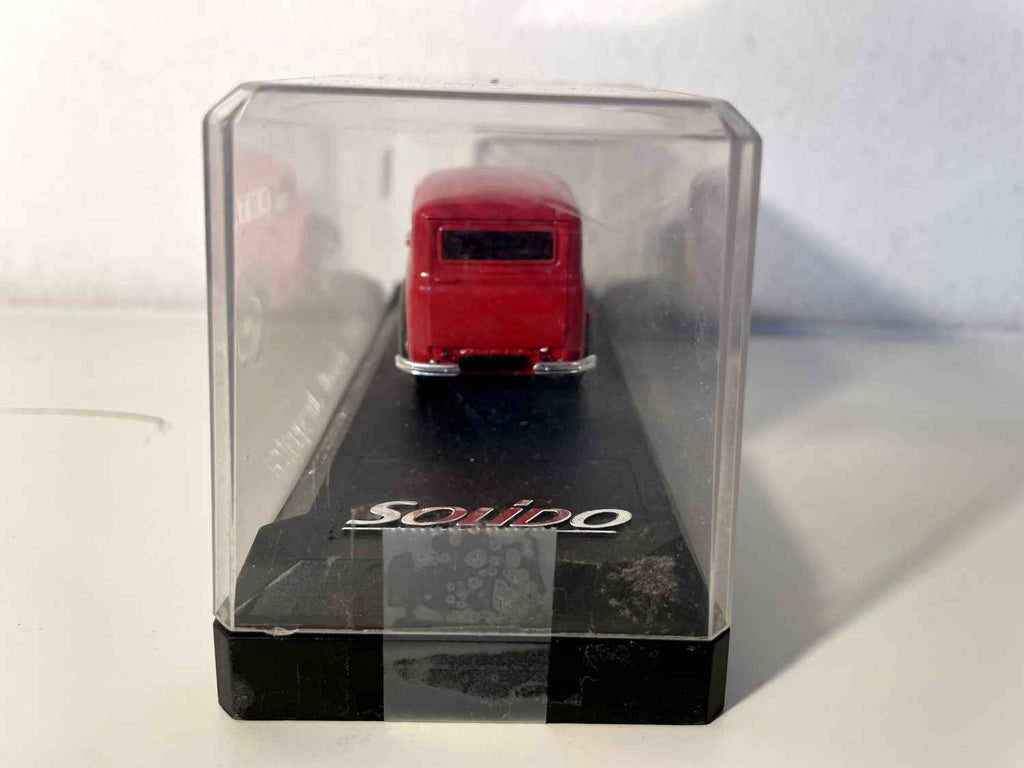 Renault Juvaquatre rouge ANTAR (Solido référence N°45103)