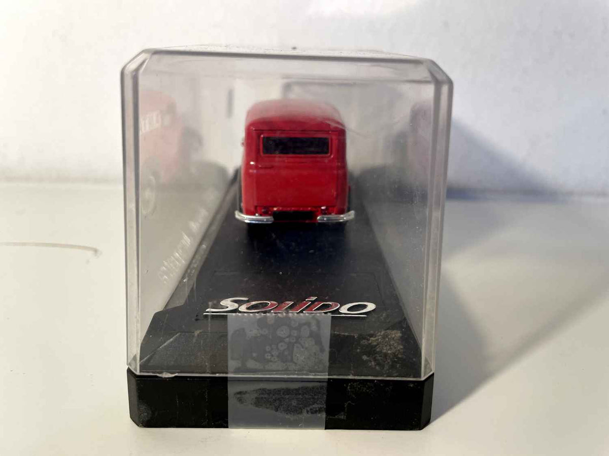 Renault Juvaquatre rouge ANTAR (Solido référence N°45103)