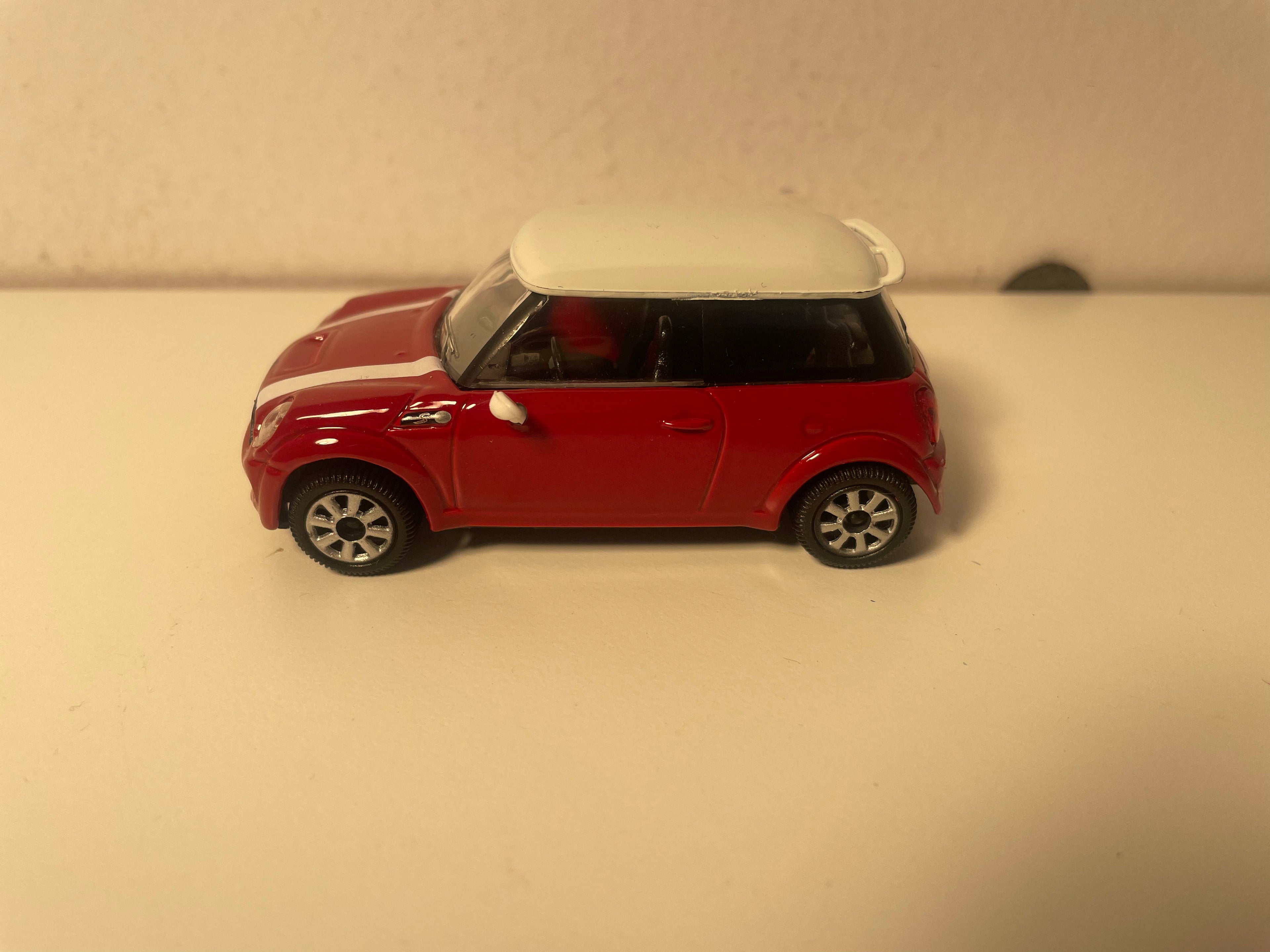 Mini Cooper S rossa con tetto bianco rotto - BURAGO
