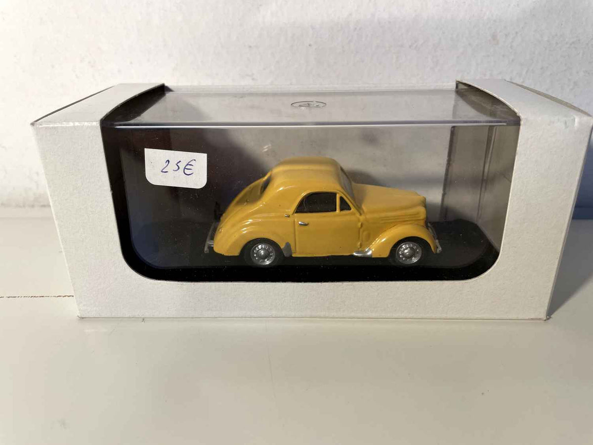 Renault Juvaquatre coupé amarillo (MINIROUTE referencia 79)
