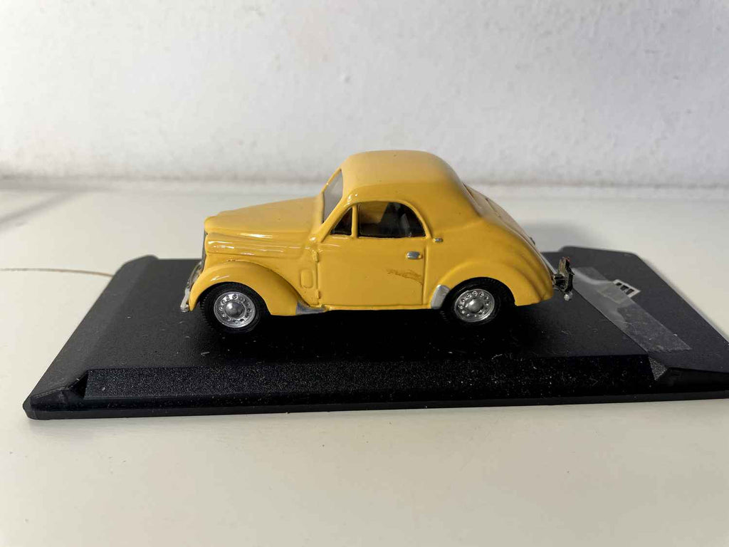 Renault Juvaquatre coupé amarillo (MINIROUTE referencia 79)