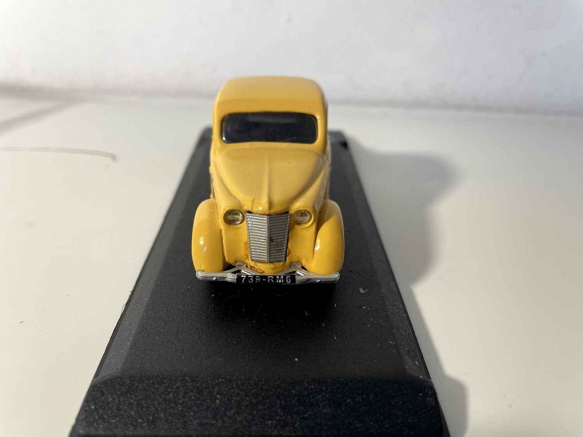 Renault Juvaquatre coupé amarillo (MINIROUTE referencia 79)