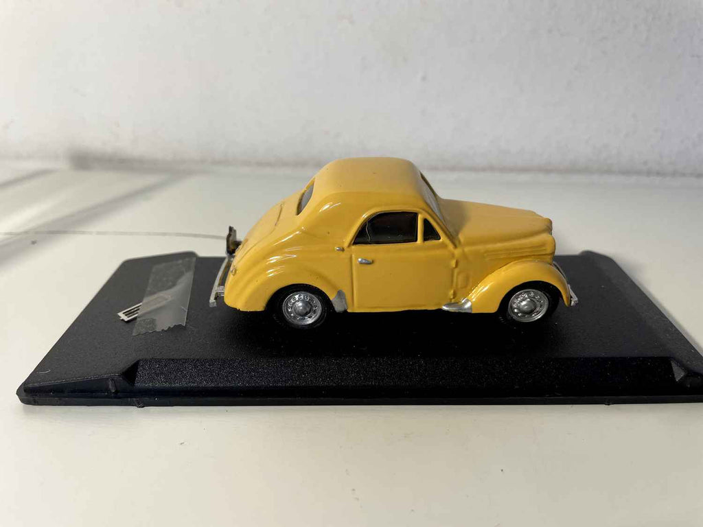 Renault Juvaquatre coupé amarillo (MINIROUTE referencia 79)