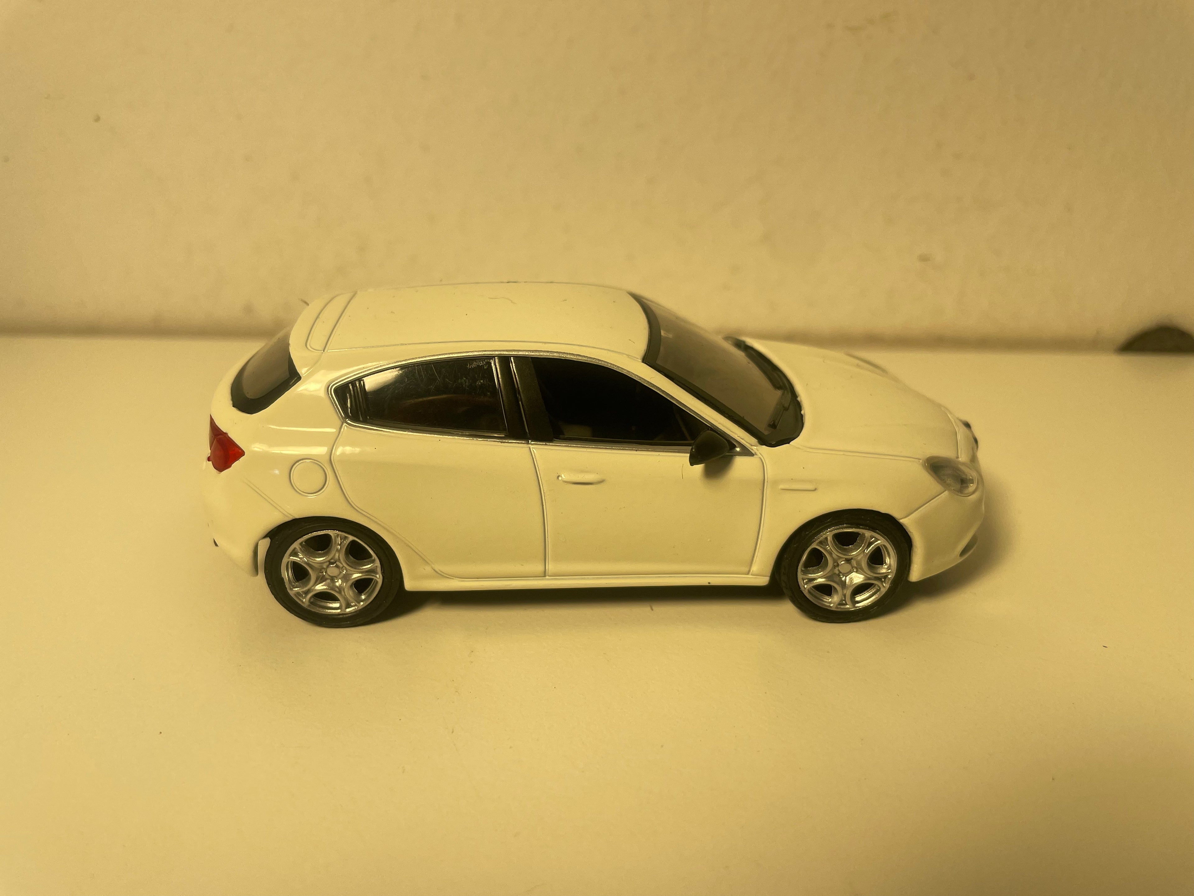 Alfa Roméo Giulietta blanche - NOREV
