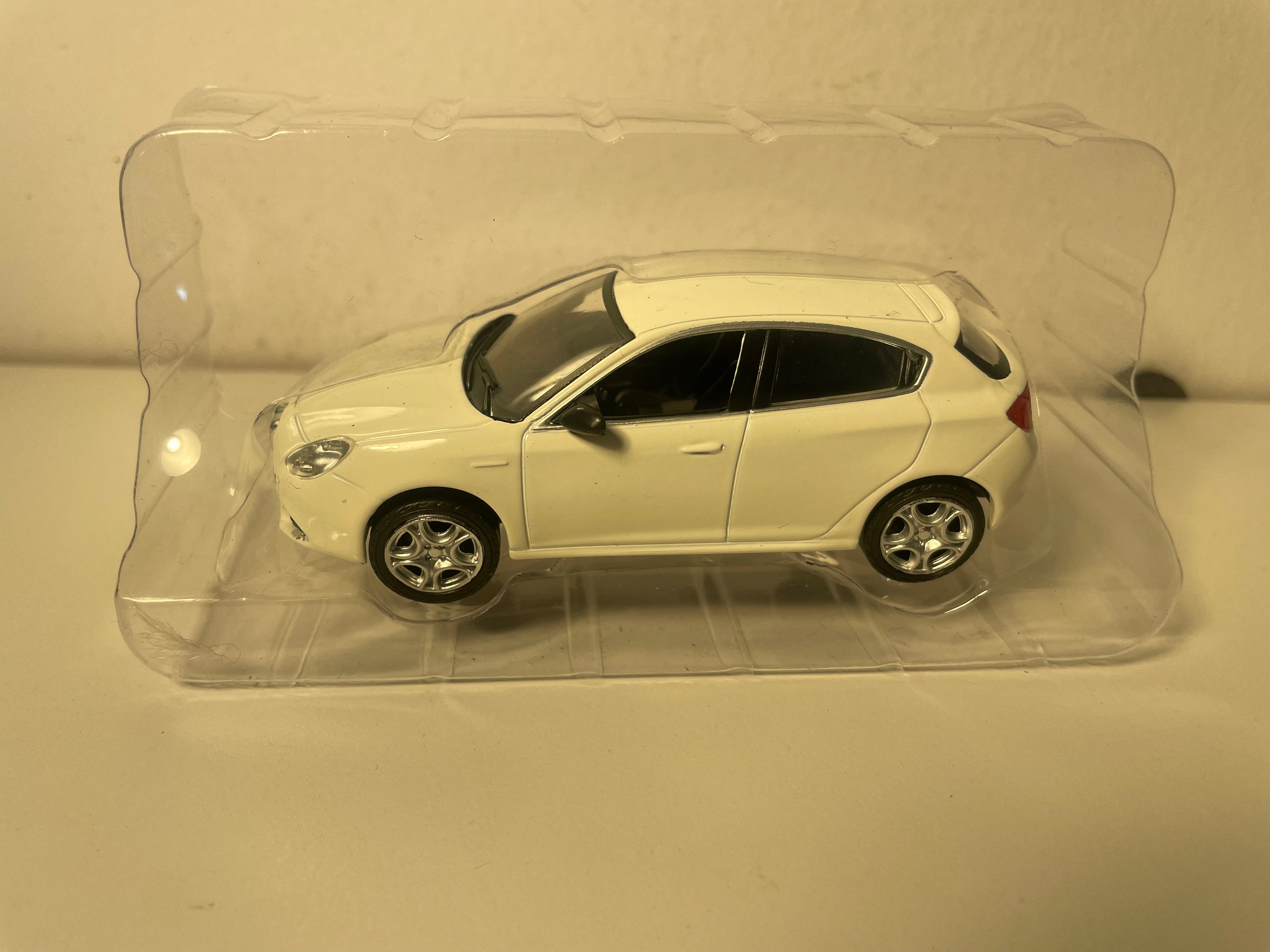 Alfa Roméo Giulietta blanche - NOREV