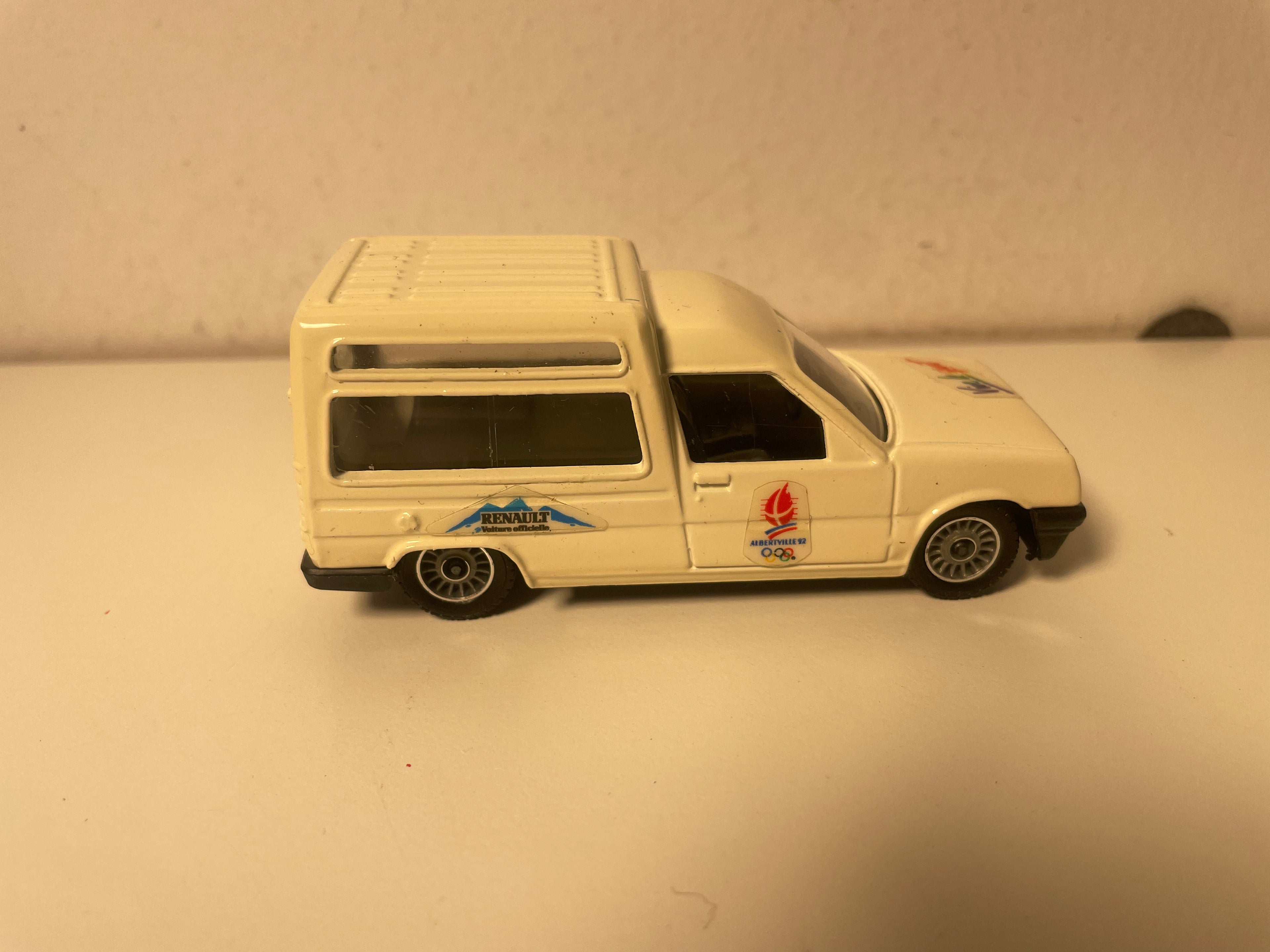 Renault Express beige très pâle? - Jeux Olympiques de 1992 à Albertville (boite N°1)
