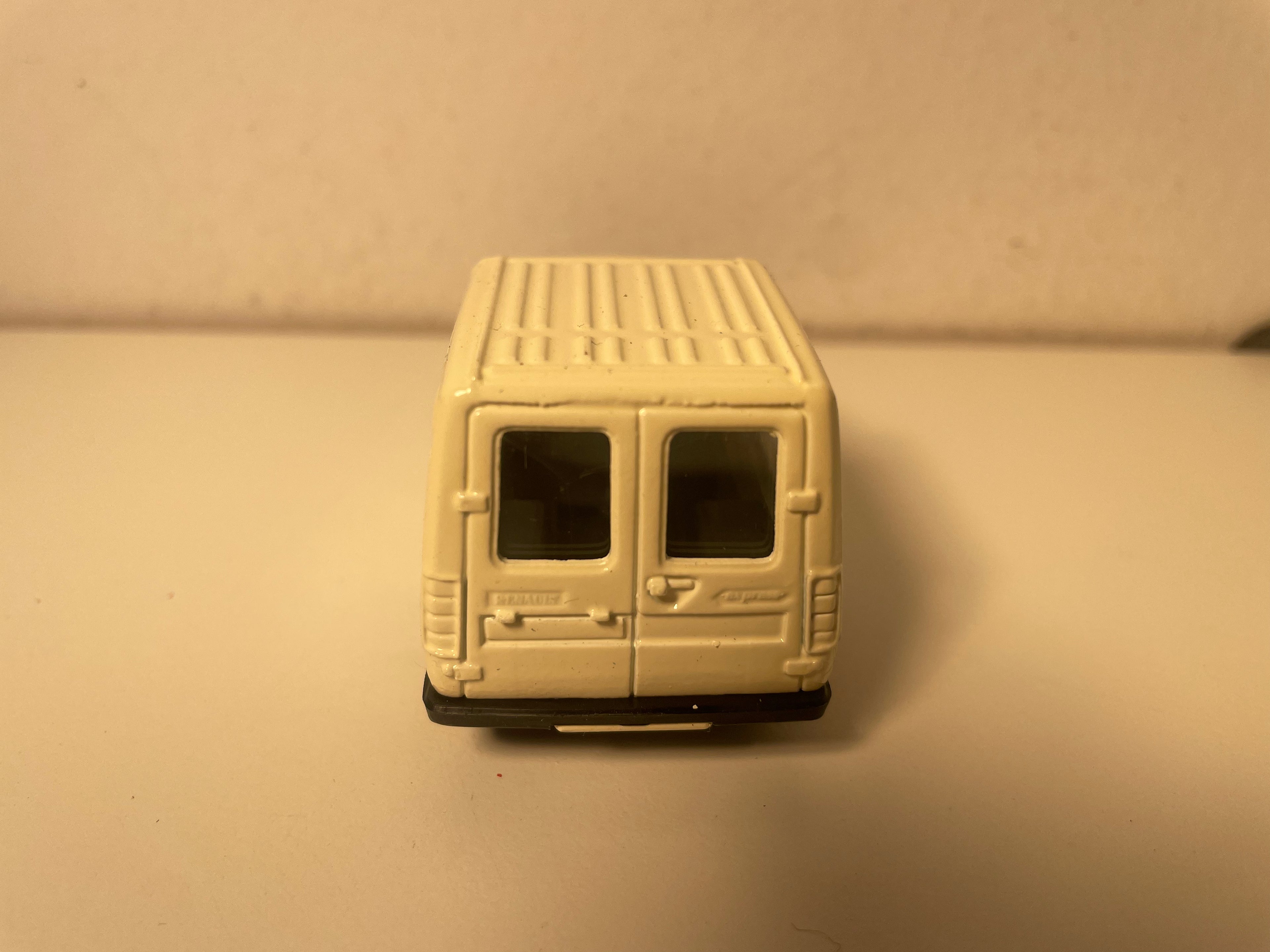 Renault Express beige très pâle? - Jeux Olympiques de 1992 à Albertville (boite N°1)