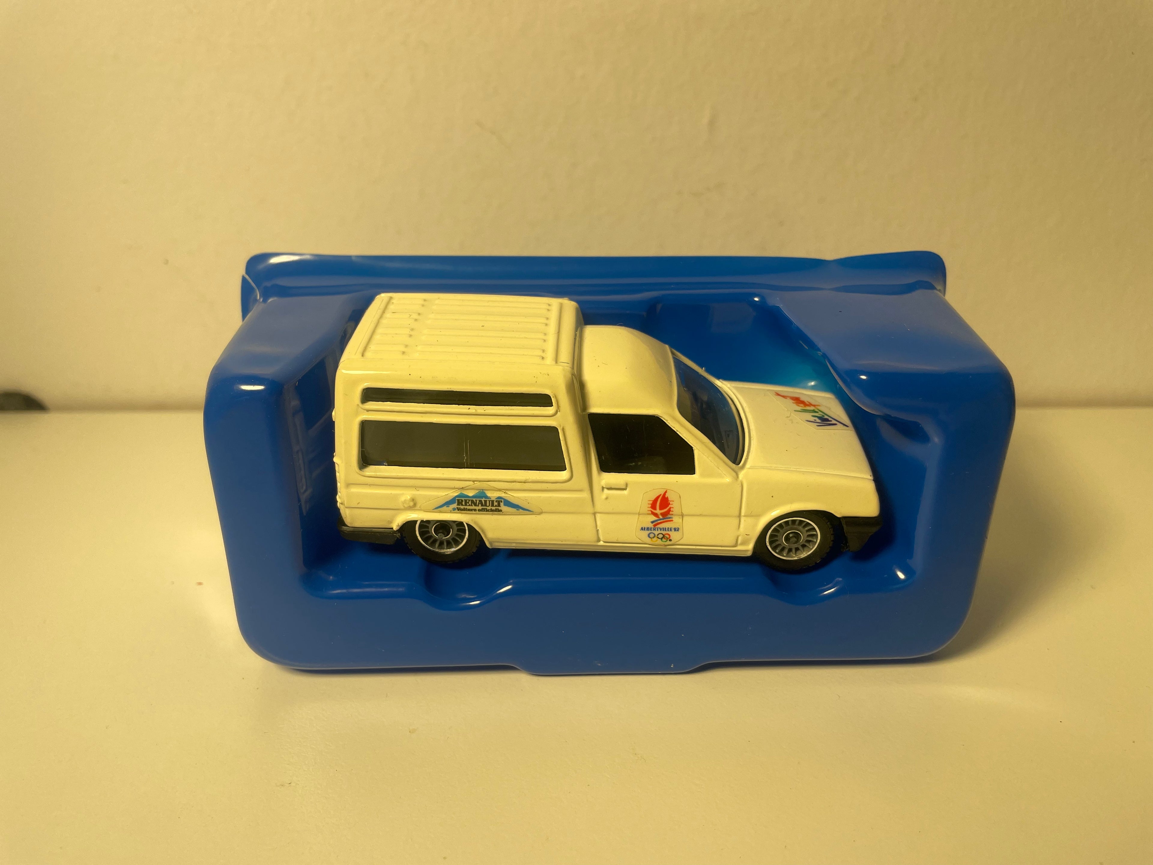 Renault Express beige très pâle? - Jeux Olympiques de 1992 à Albertville (boite N°1)