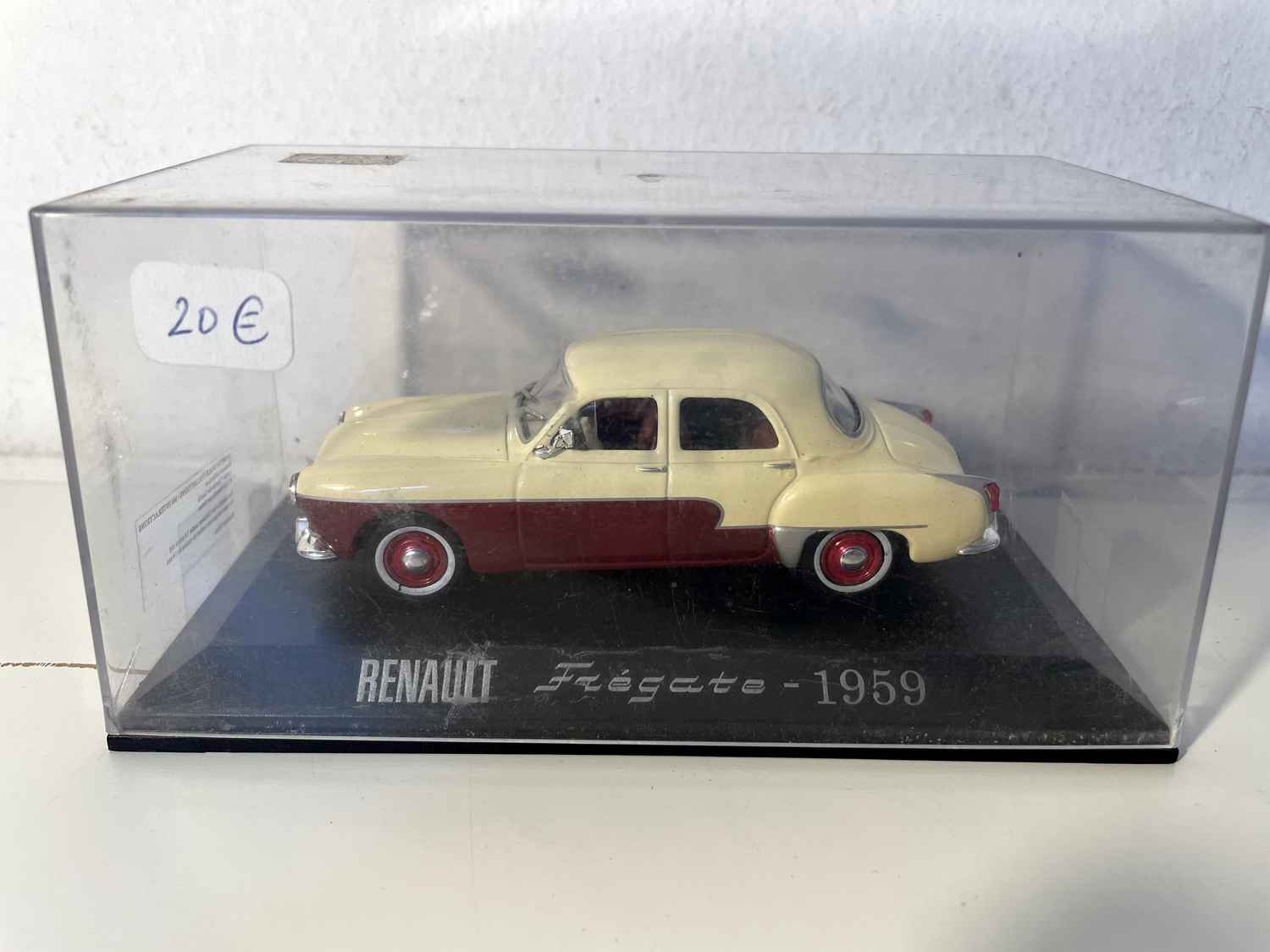 Renault Frégate de 1959 en burdeos y crema
