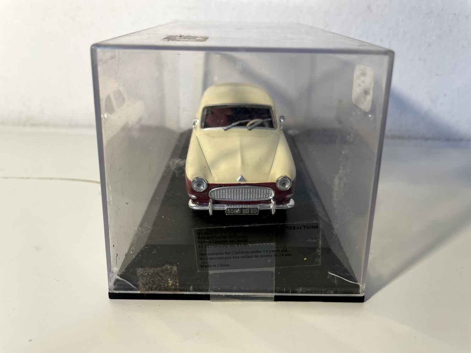 Renault Frégate de 1959 en burdeos y crema