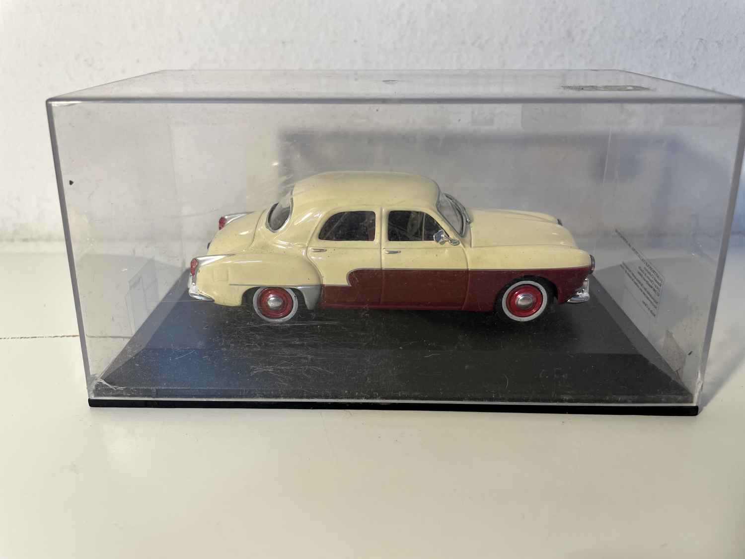 Renault Frégate de 1959 en burdeos y crema