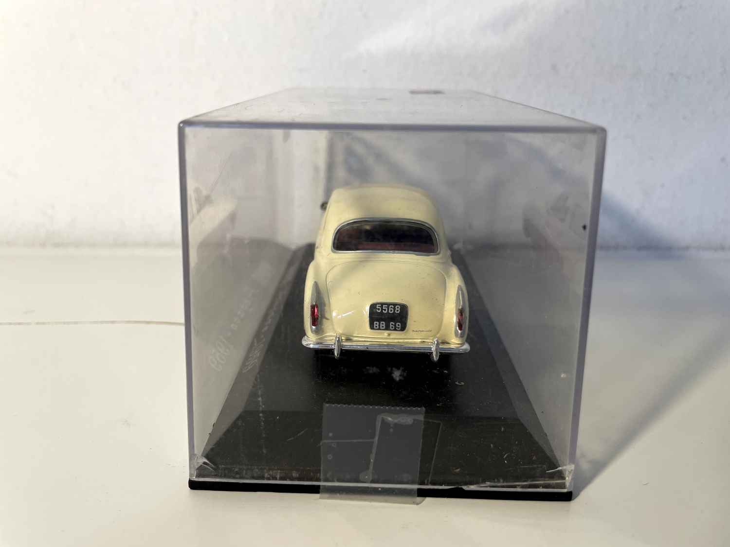 Renault Frégate de 1959 en burdeos y crema
