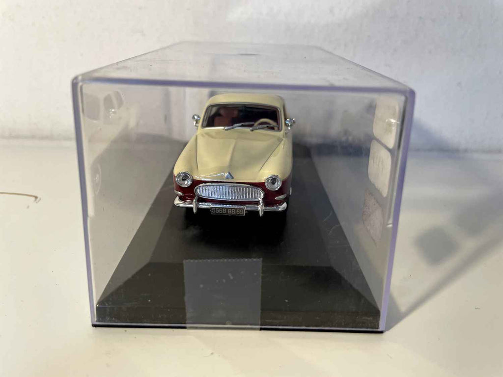 Renault Frégate beige y burdeos de 1959