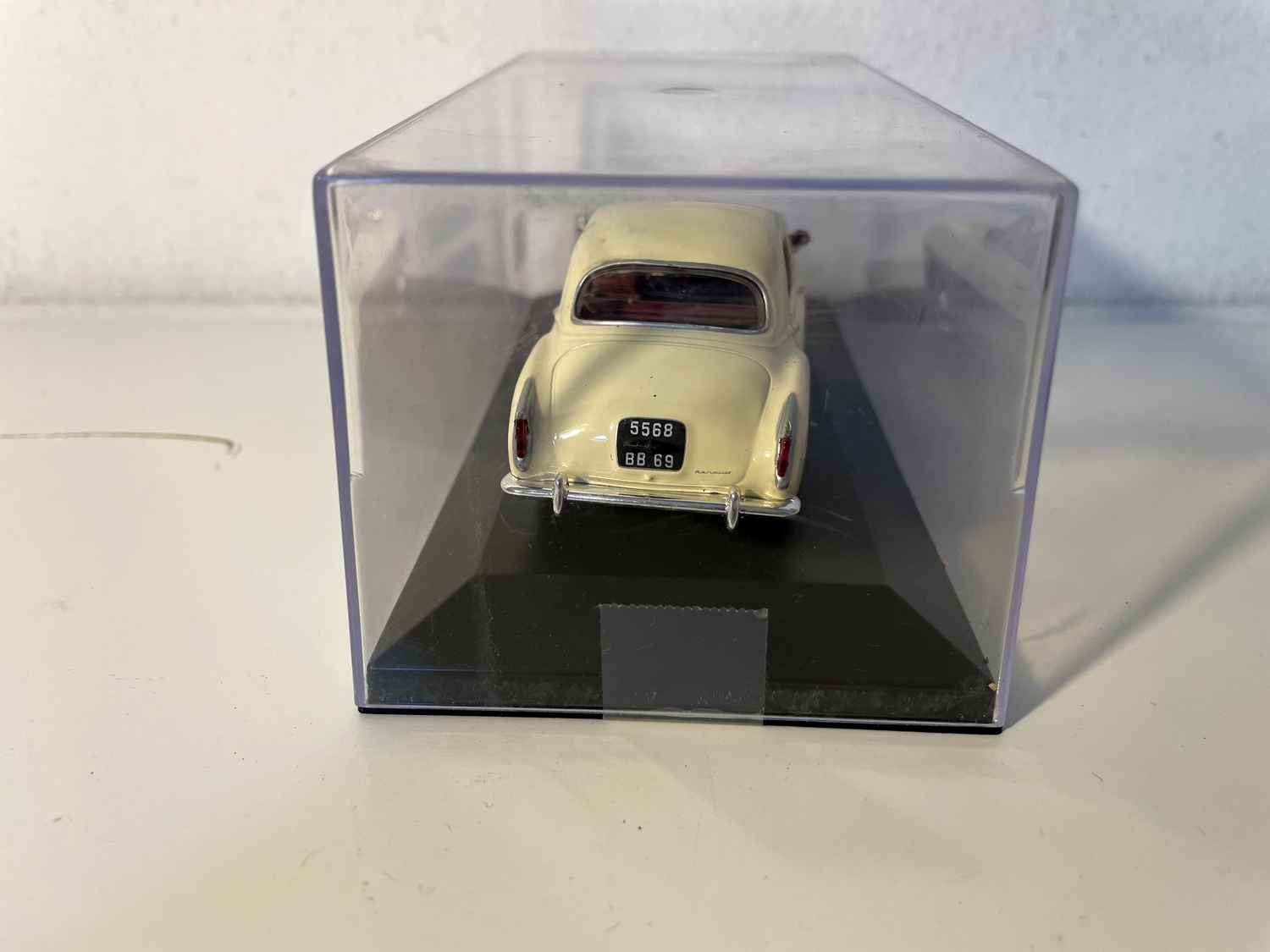 Renault Frégate beige y burdeos de 1959