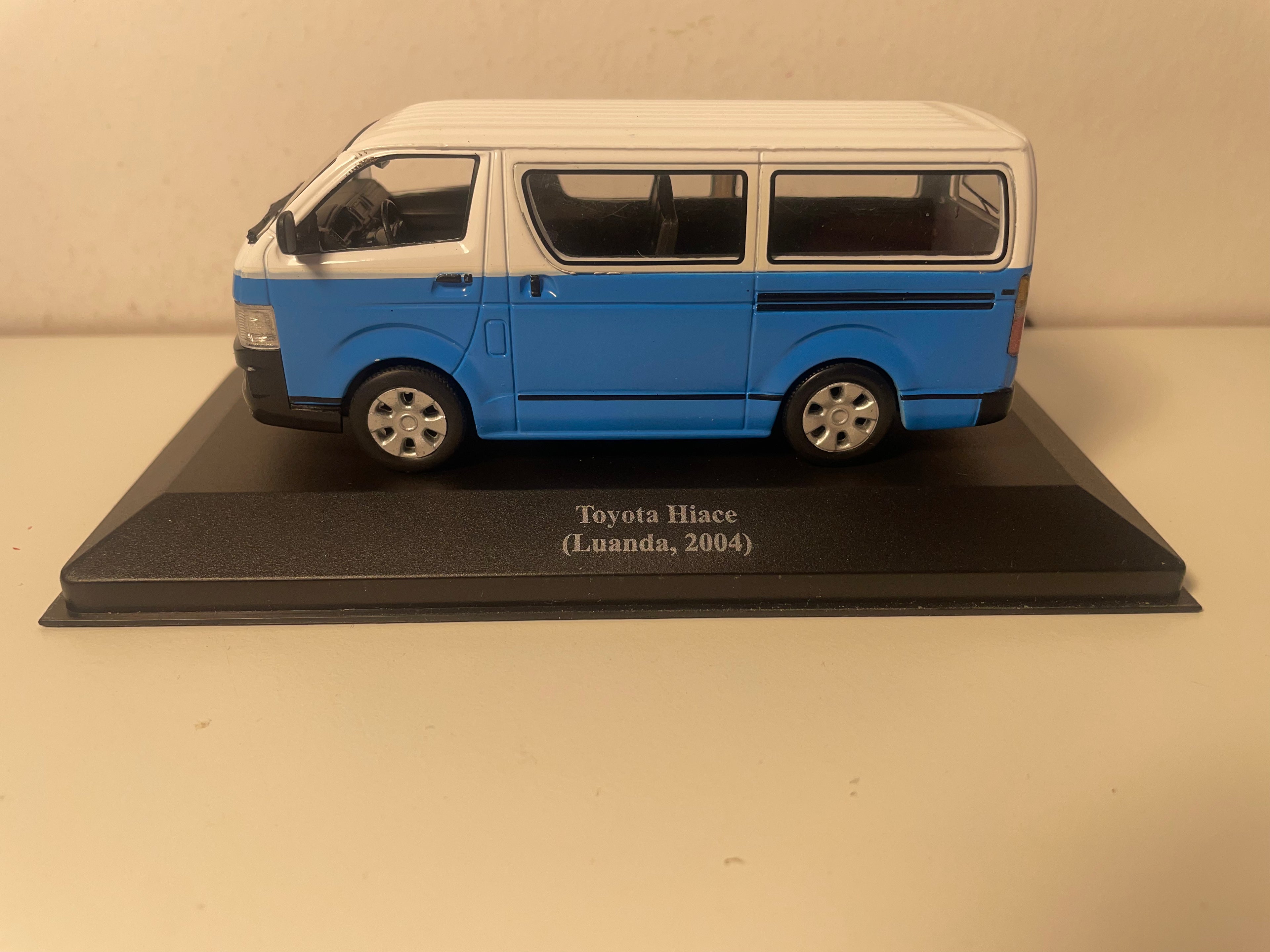 Fourgon Toyota Hiace bleue et blanc de 1994 (Taxi à Luanda en Angola)