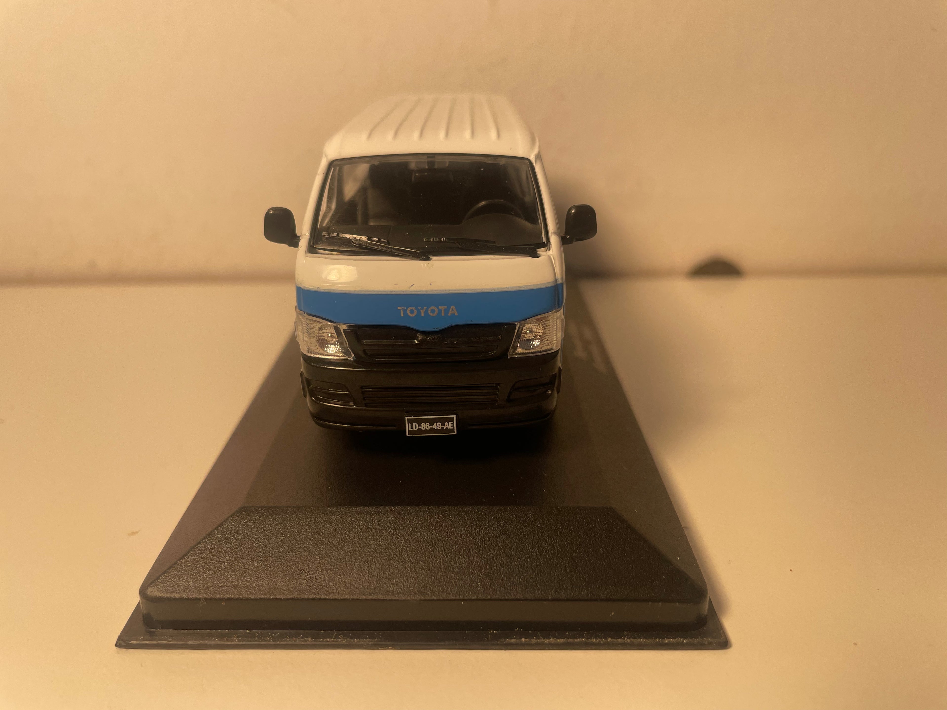 Fourgon Toyota Hiace bleue et blanc de 1994 (Taxi à Luanda en Angola)